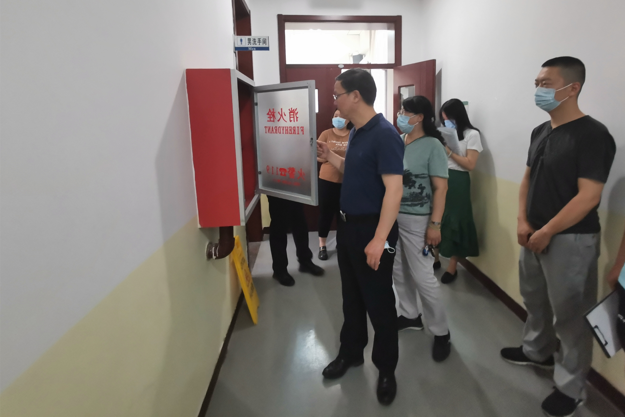 学校部署校园安全稳定工作并组织校园安全大检查