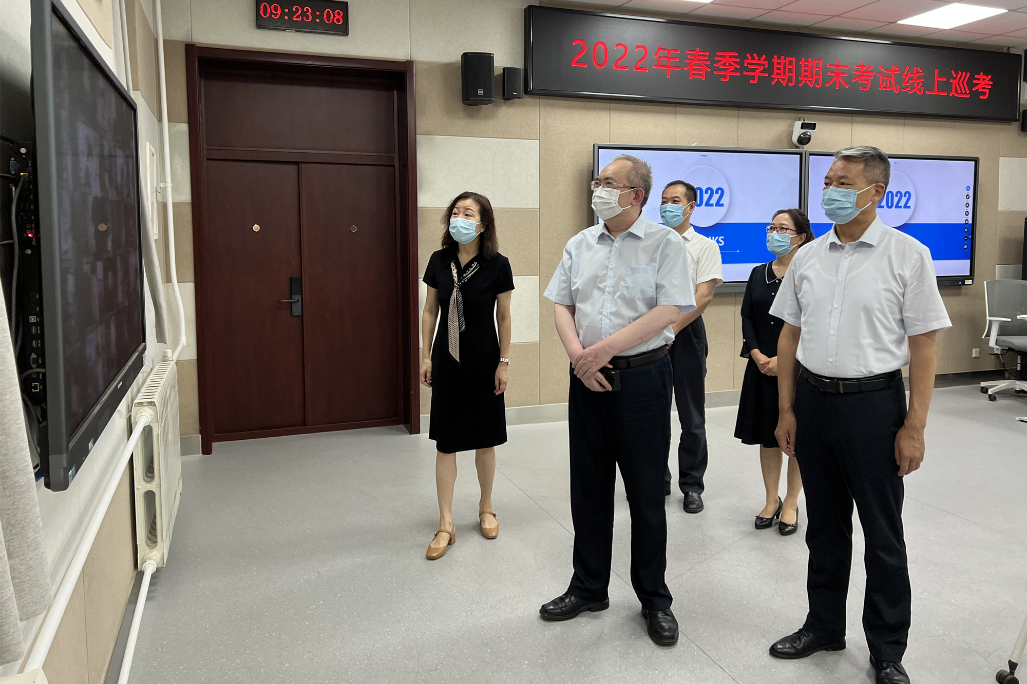 学校领导巡查期末考试工作