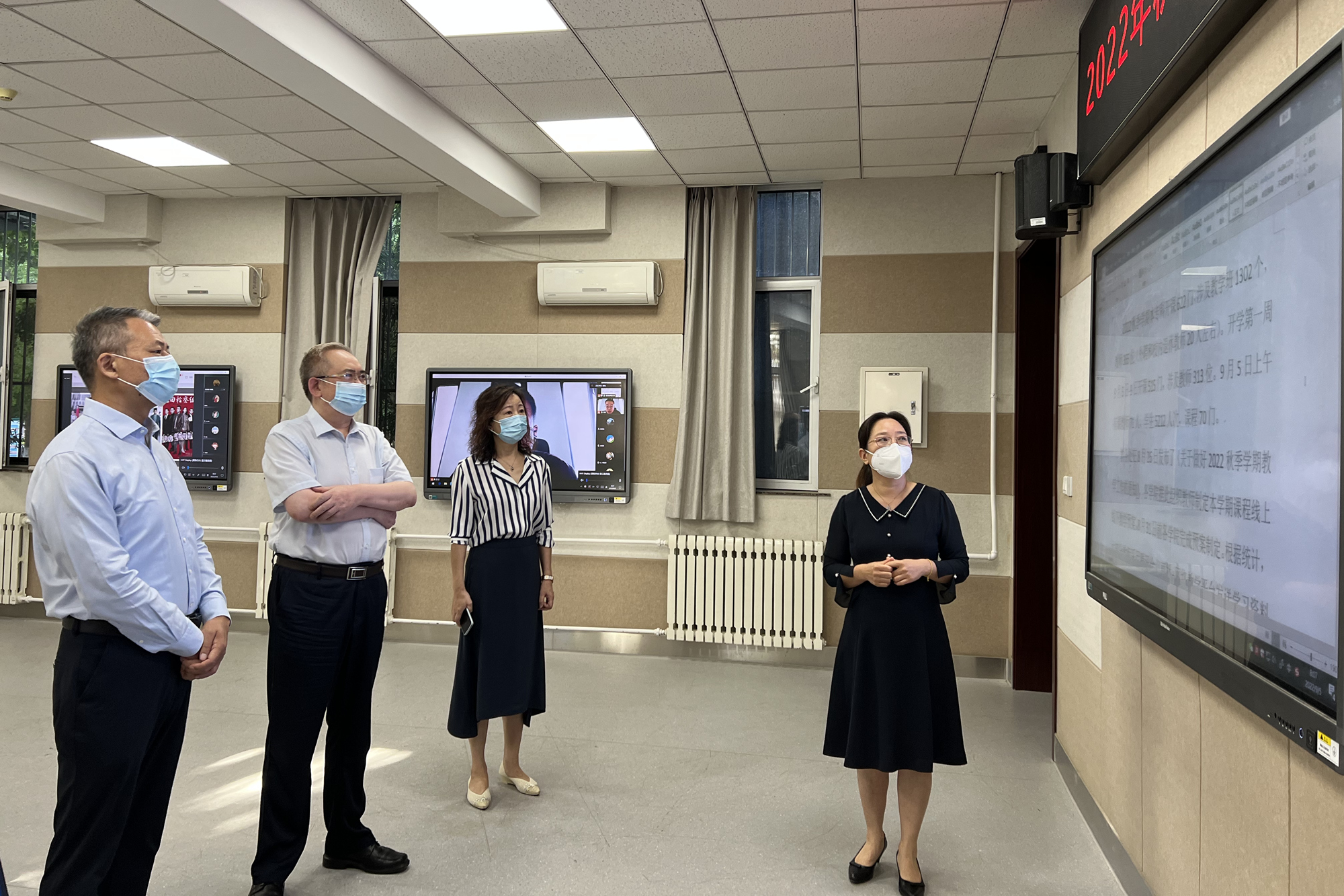 学校领导检查开学首日教学运行情况