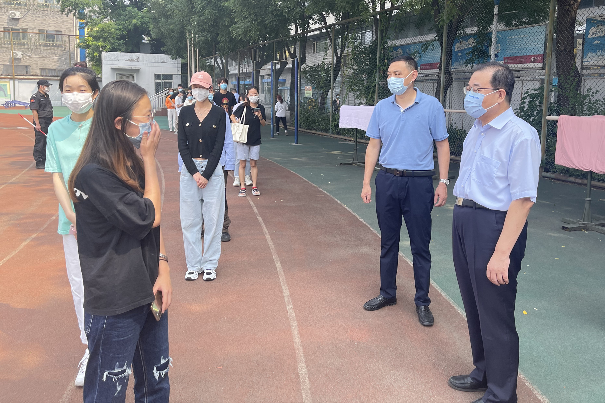 学校领导实地走访新学期返校工作