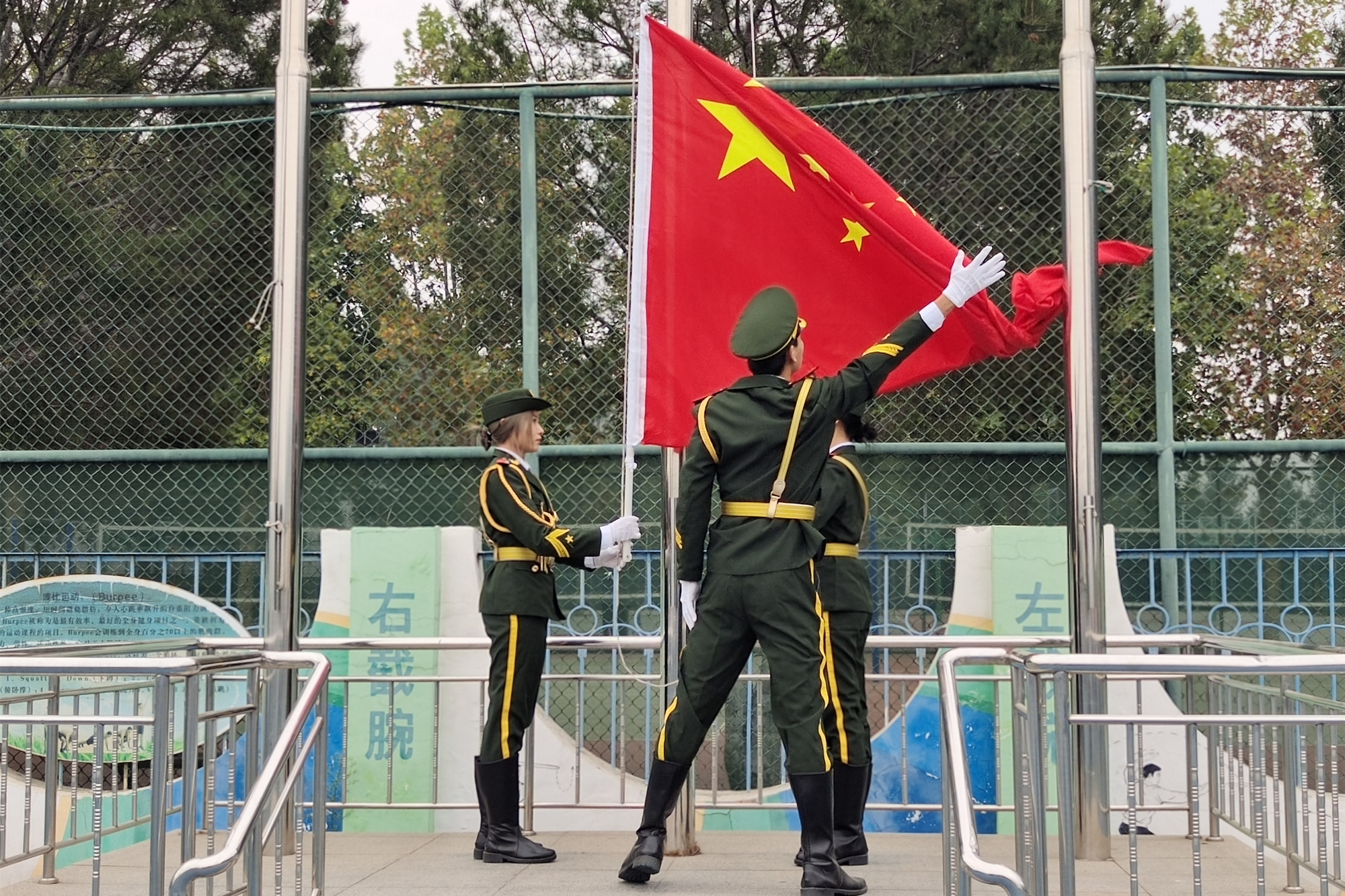 学校举行学生爱国主义教育之国庆节升旗仪式