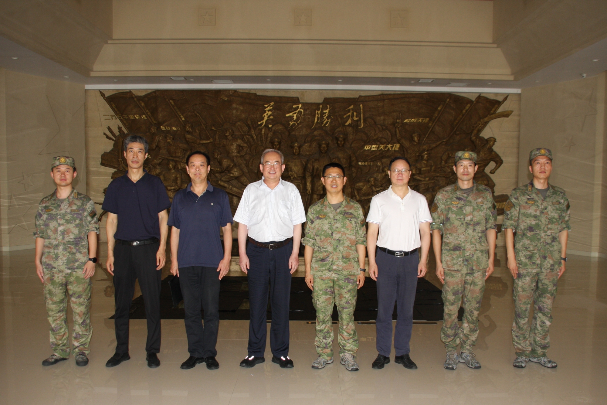 学校领导慰问共建部队官兵