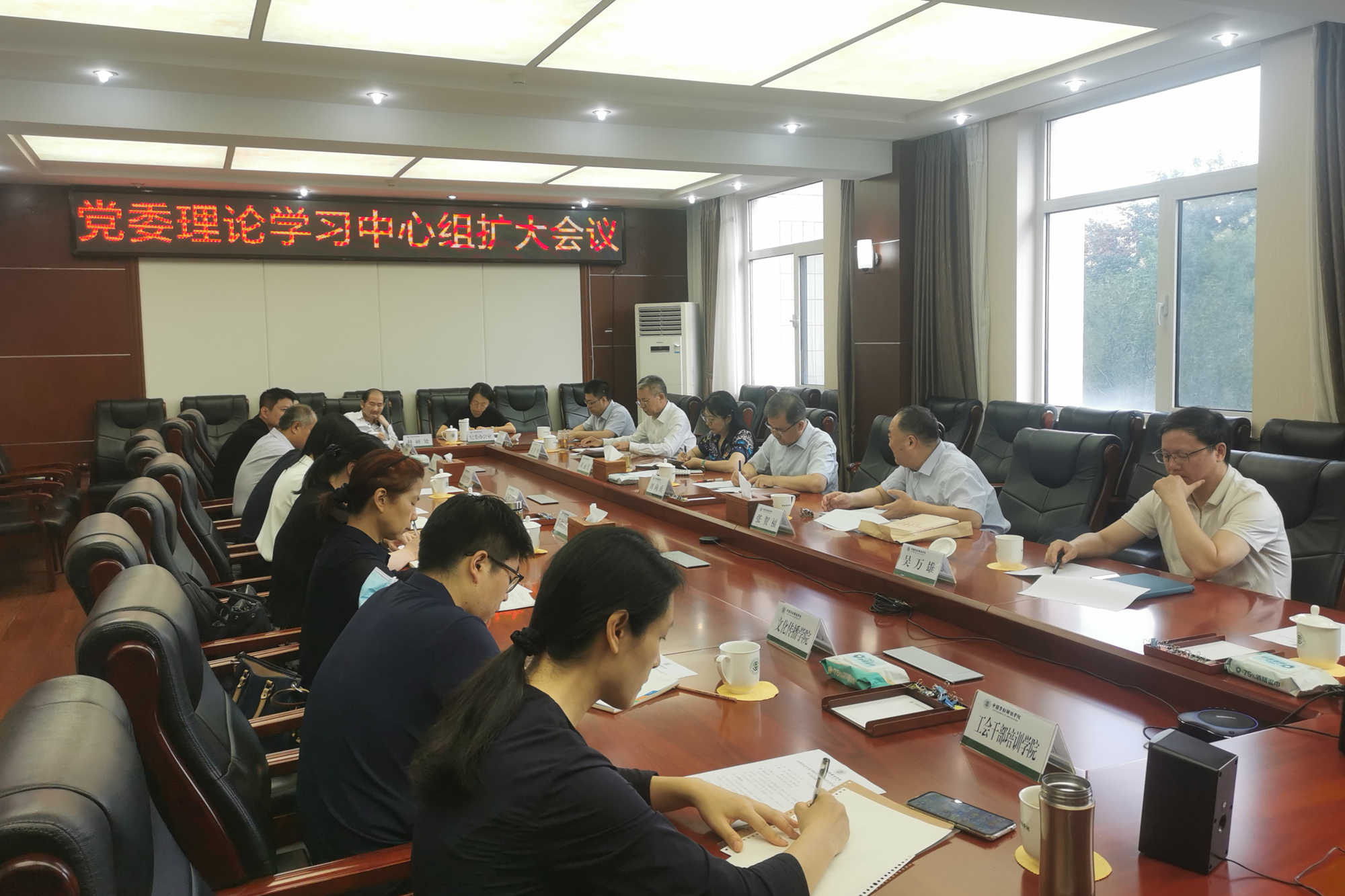 张贺福研究员应邀在我校党委理论学习中心组（扩大）会议上做专题报告