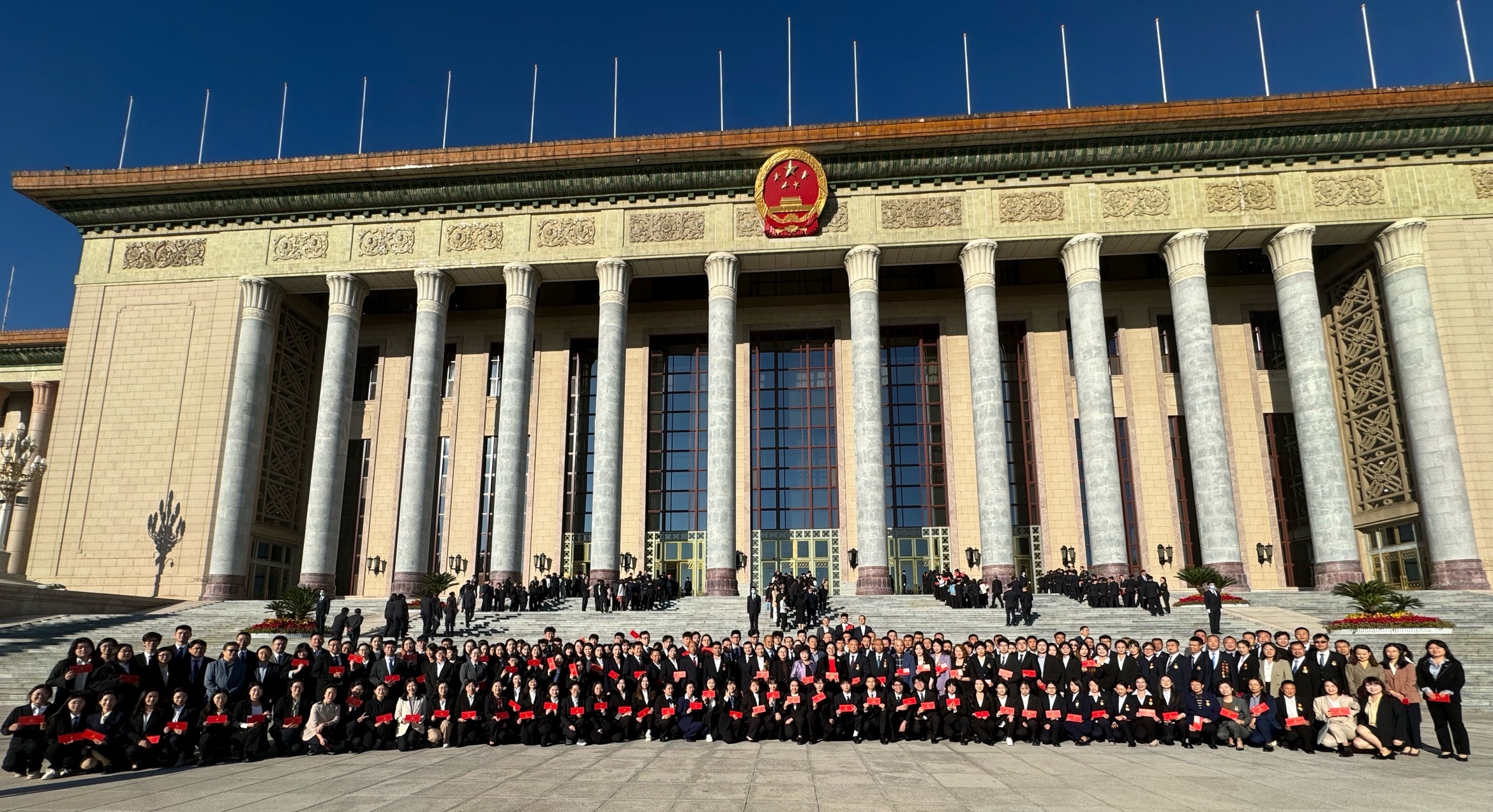 我校领导和师生代表参加中国工会第十八次全国代表大会