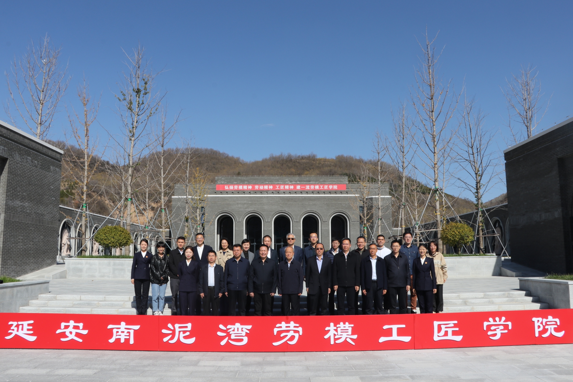 我校智库参加全总智库学习贯彻工会十八大精神暨基地中心建设研讨会