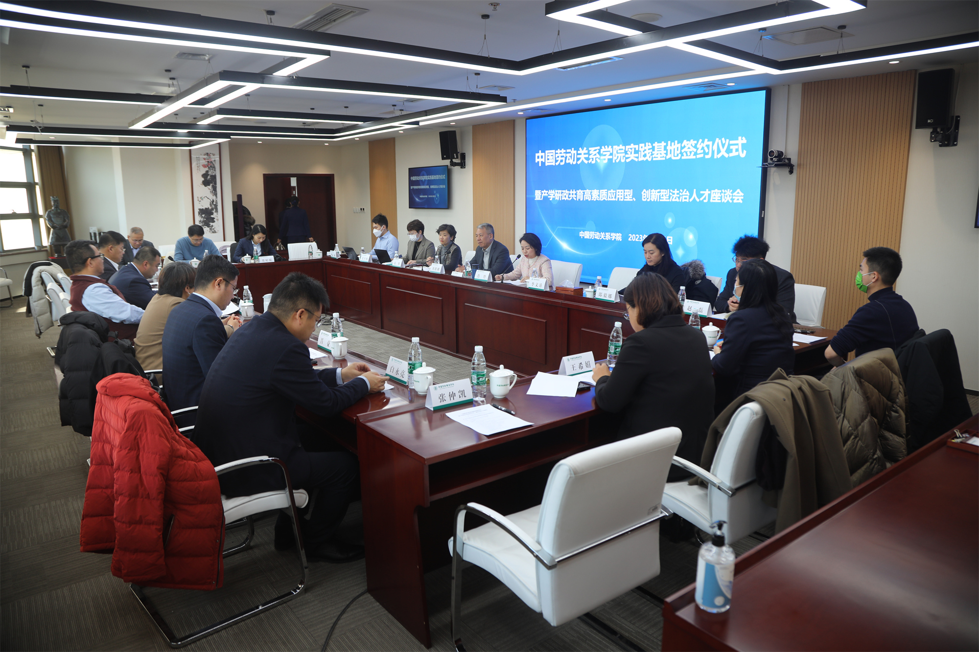 我校举办实践基地签约仪式暨产学研政共育高素质应用型、创新型法治人才座谈会