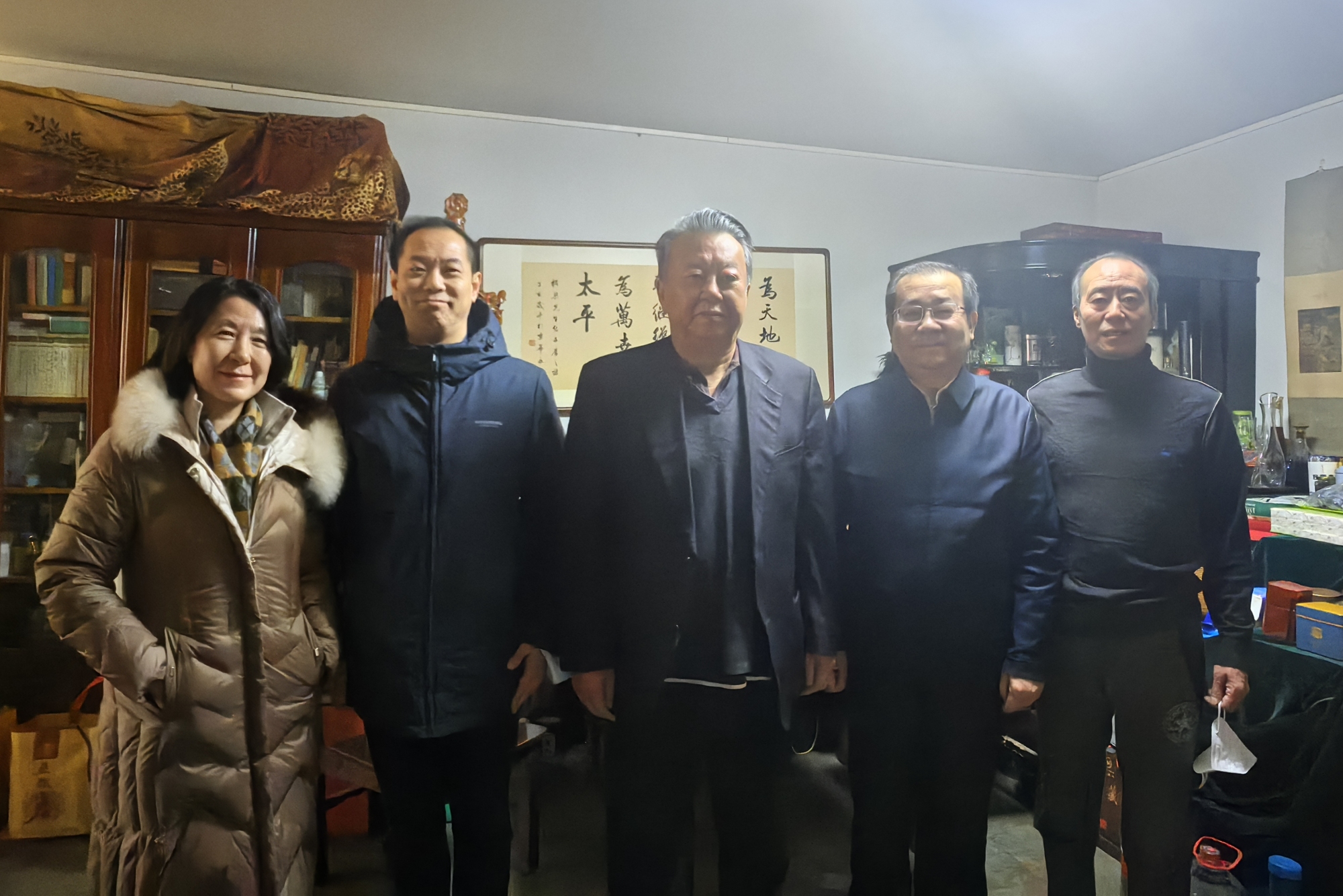 学校领导春节前夕探望慰问离退休老同志