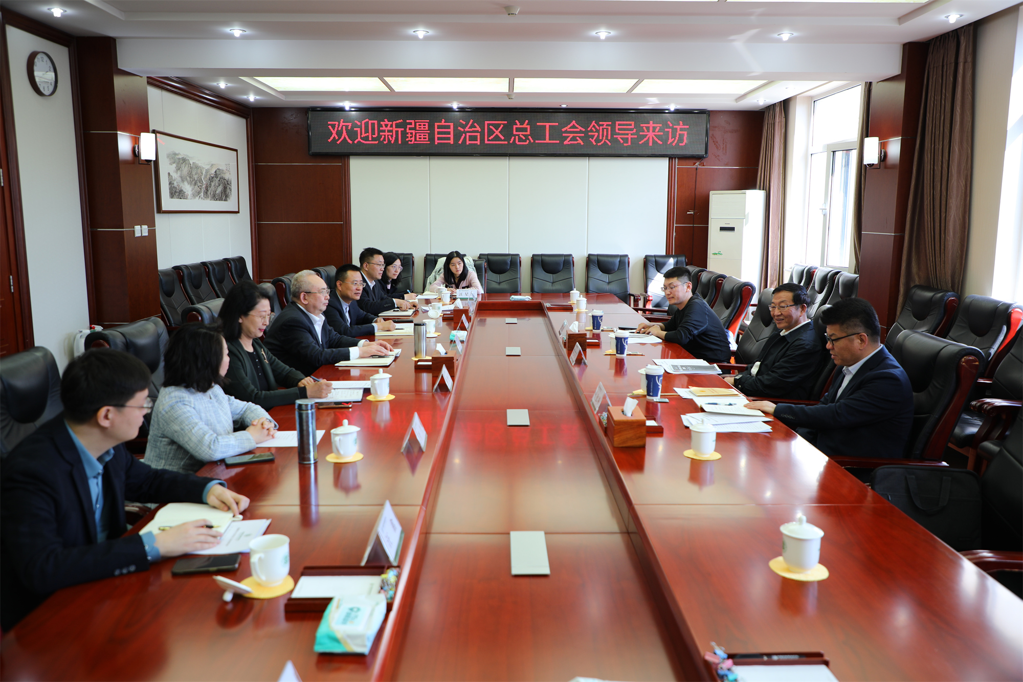 新疆维吾尔自治区总工会陈忠宽书记一行来访我校