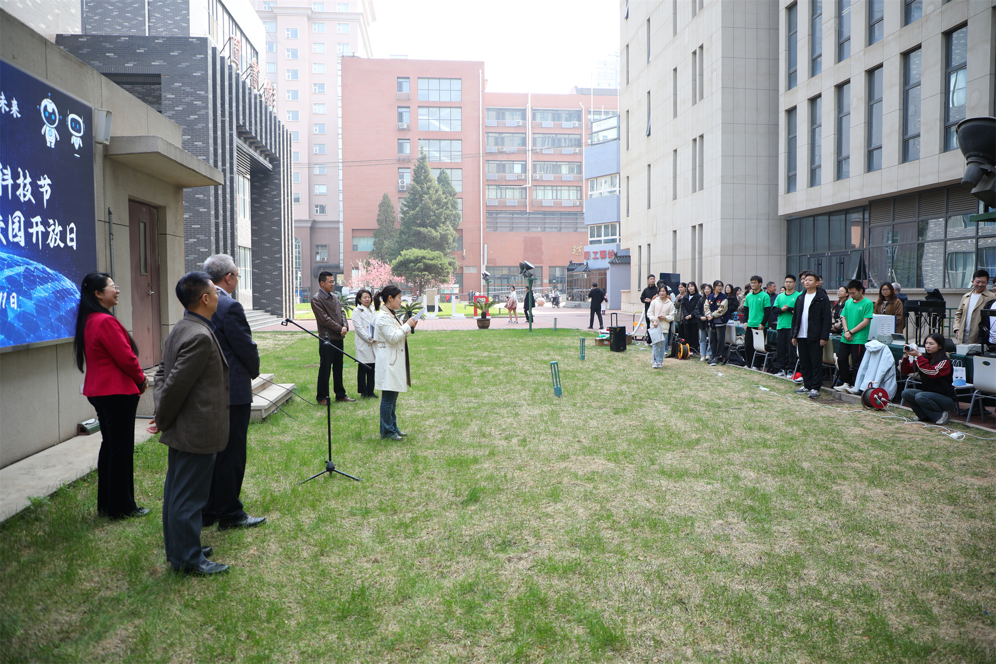 计算机学院科技节暨机器人协会校园开放日活动举行