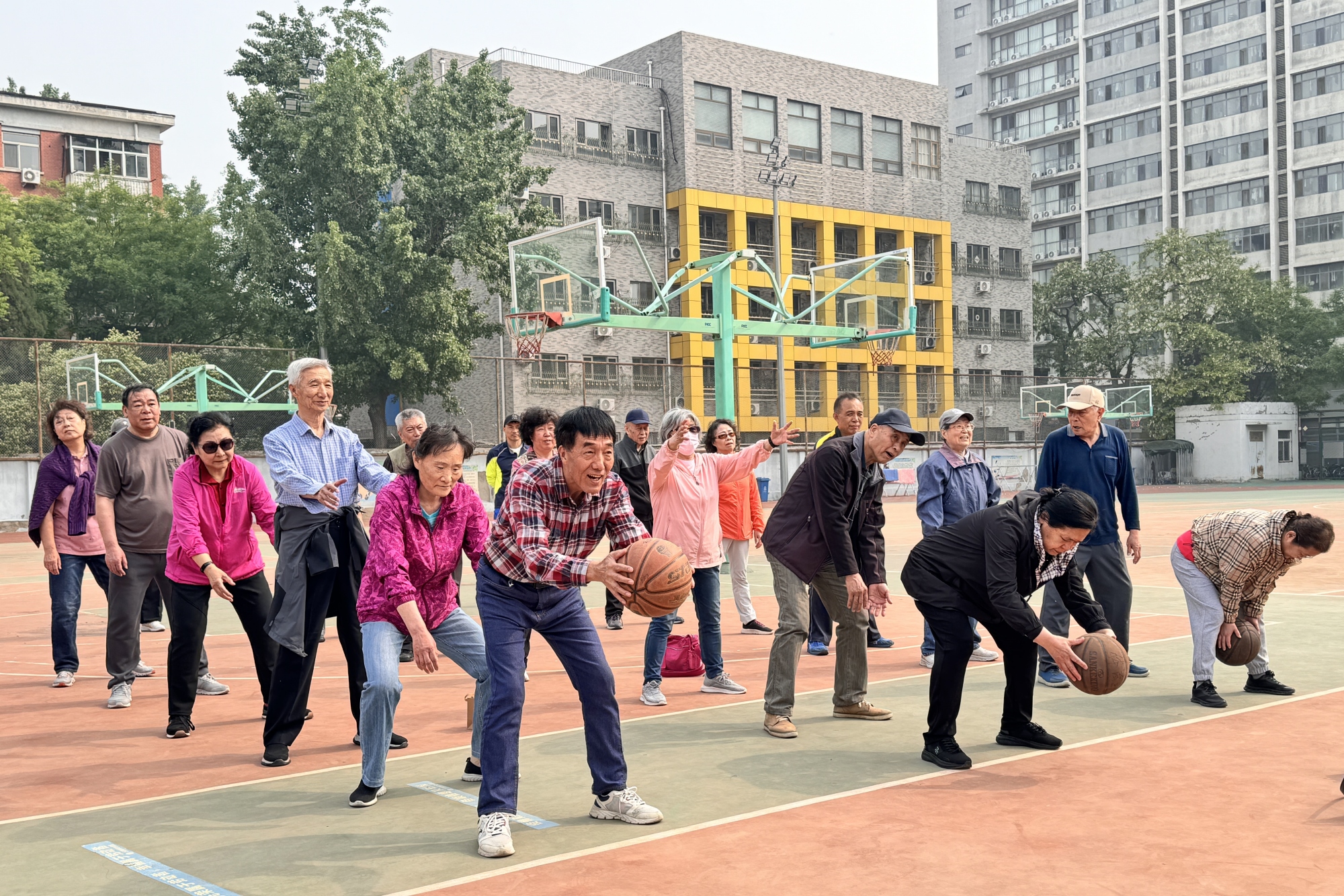 我校举办“强身体 迎校庆”离退休教职工第三十六届趣味运动会