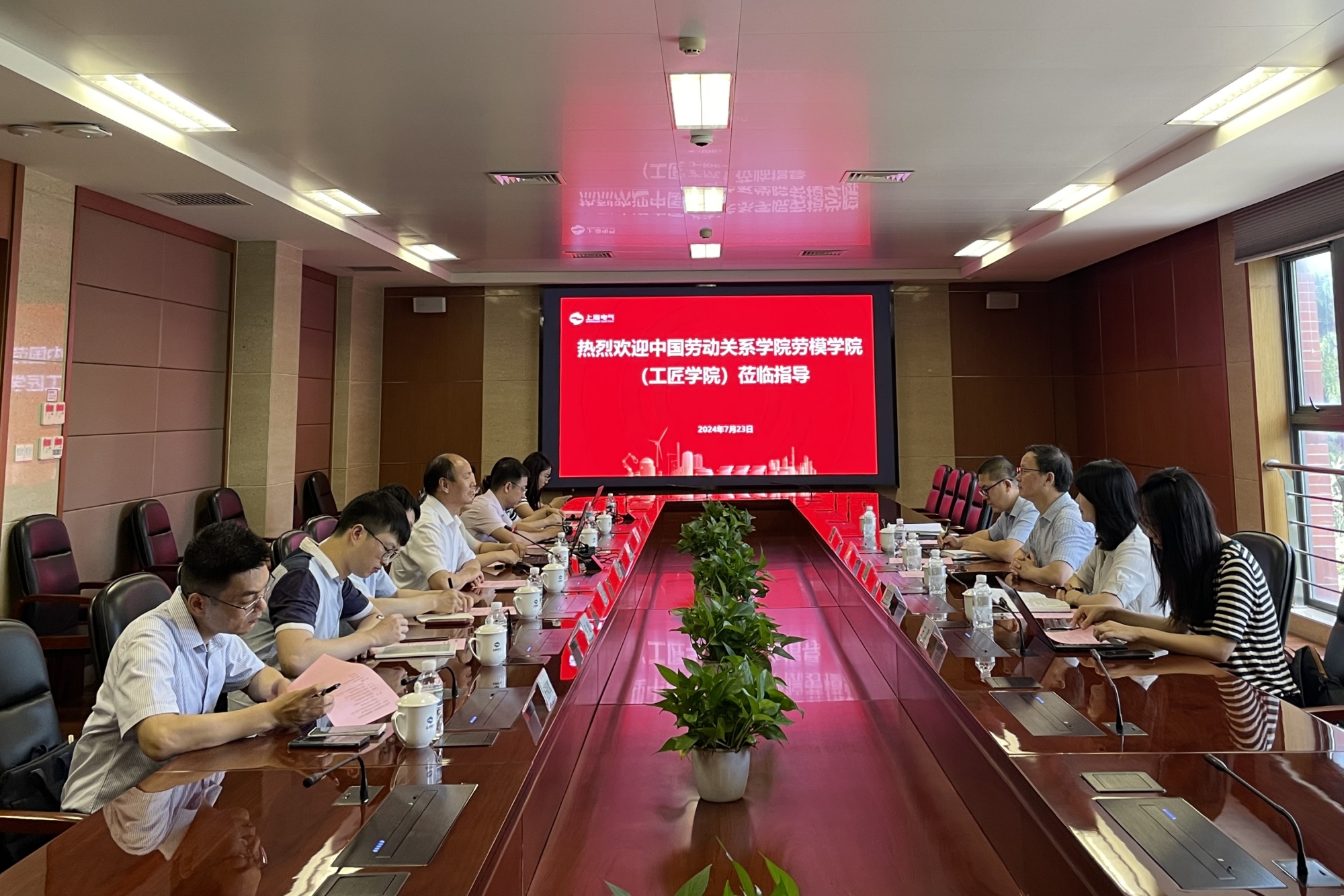 学校领导带队赴上海市开展工匠学院建设专题调研