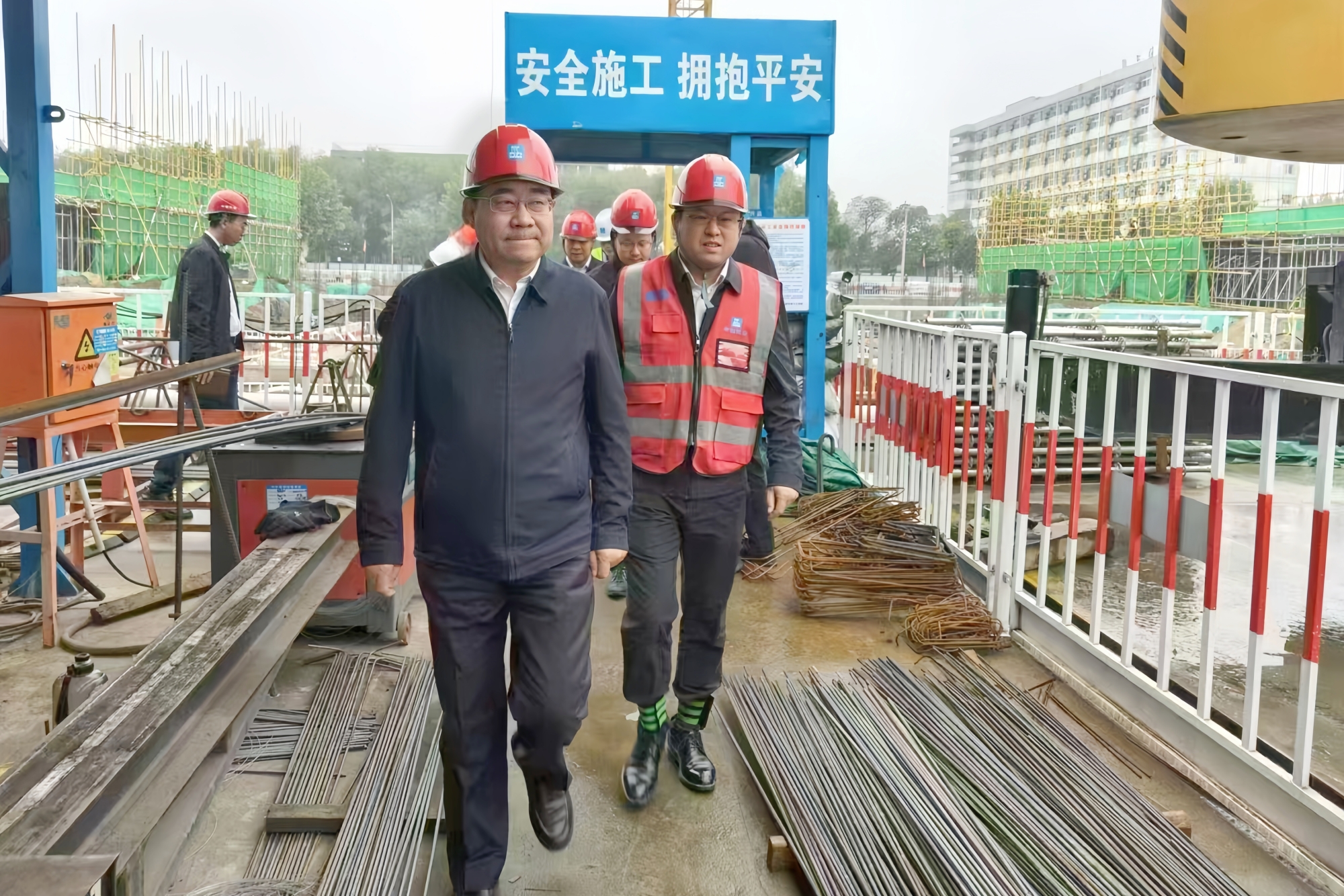 学校领导检查指导涿州校区新建项目和居民安置工作
