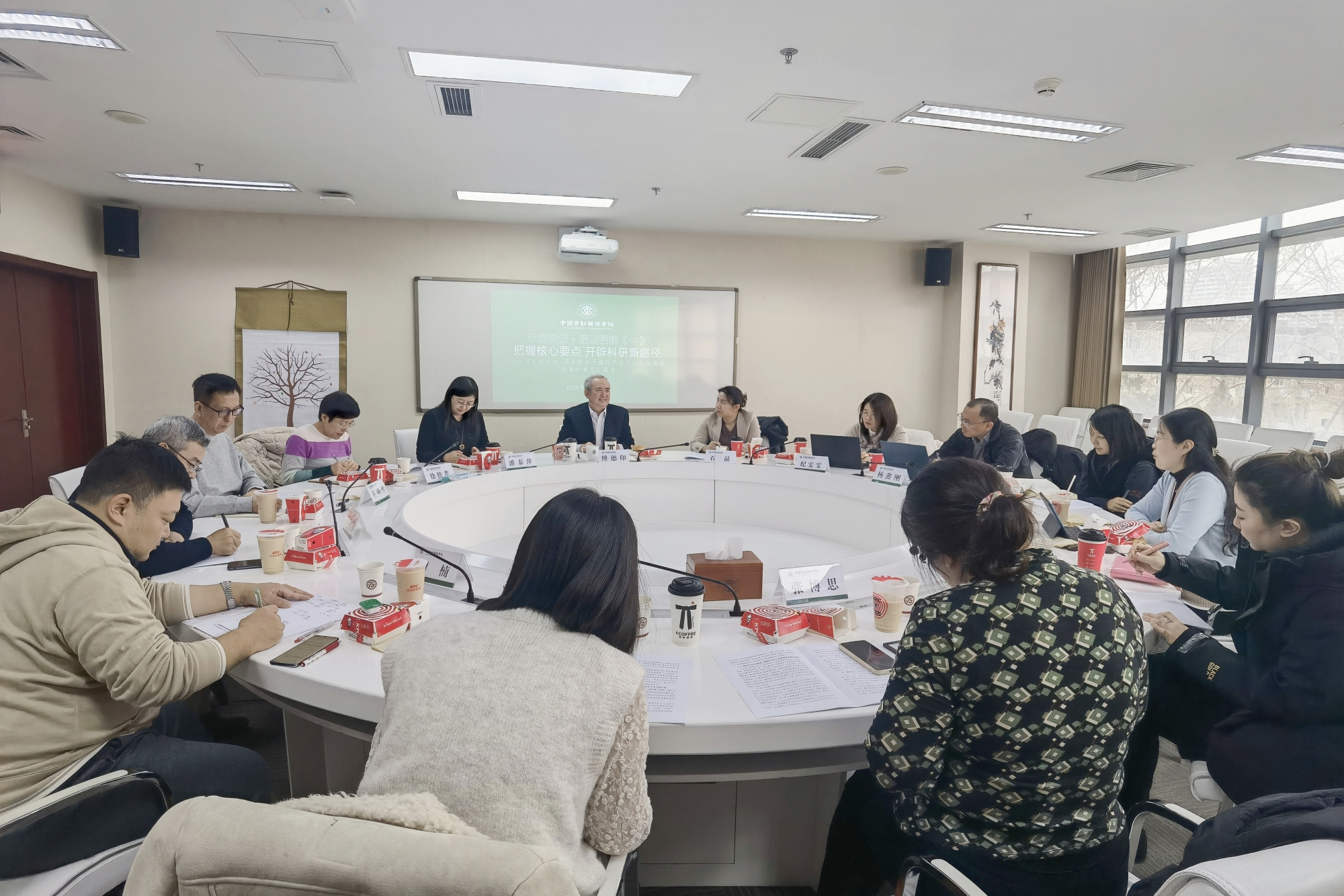 学校举办“午间沙龙·校长漫谈”首场活动
