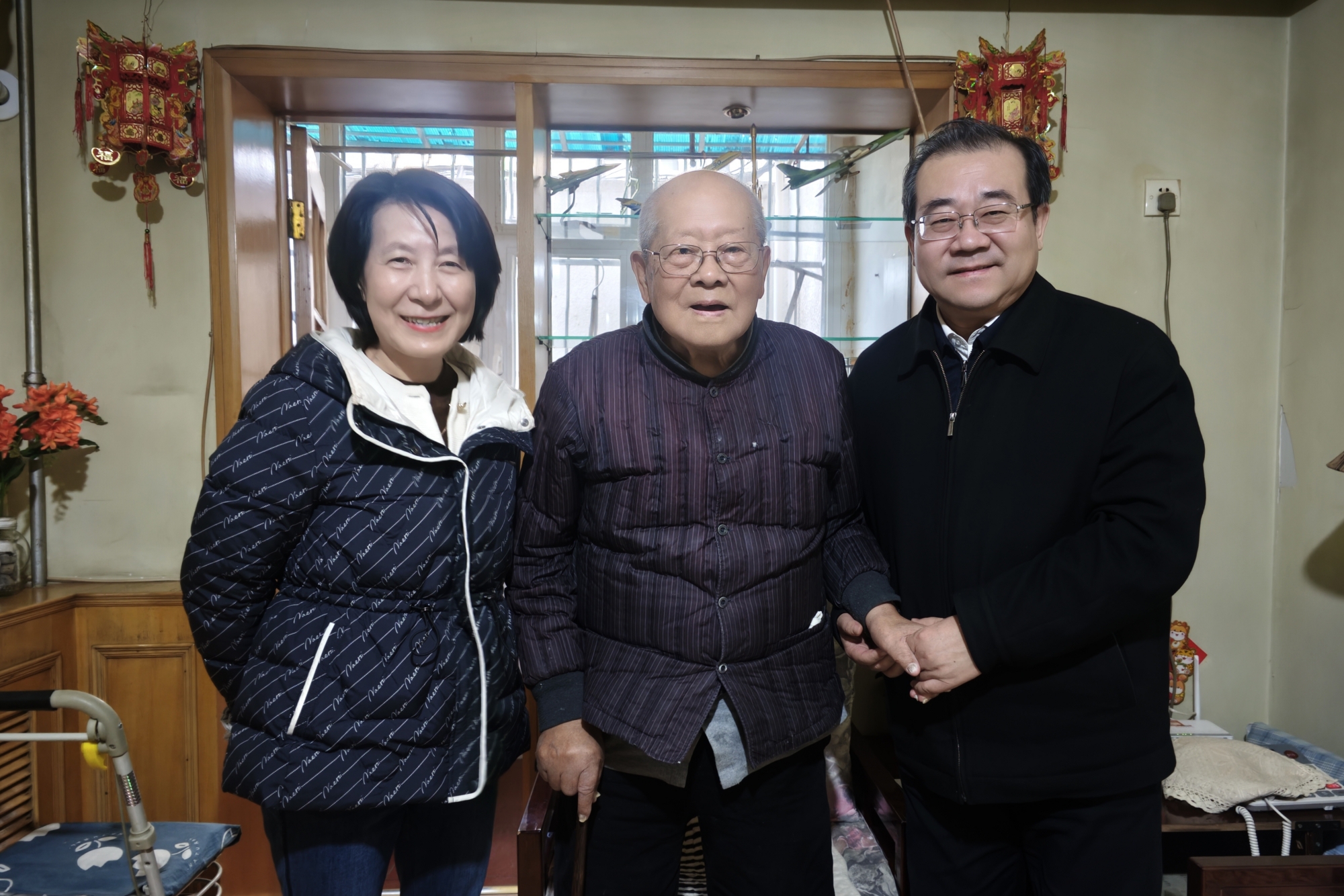 学校领导春节前夕探望慰问离退休老同志