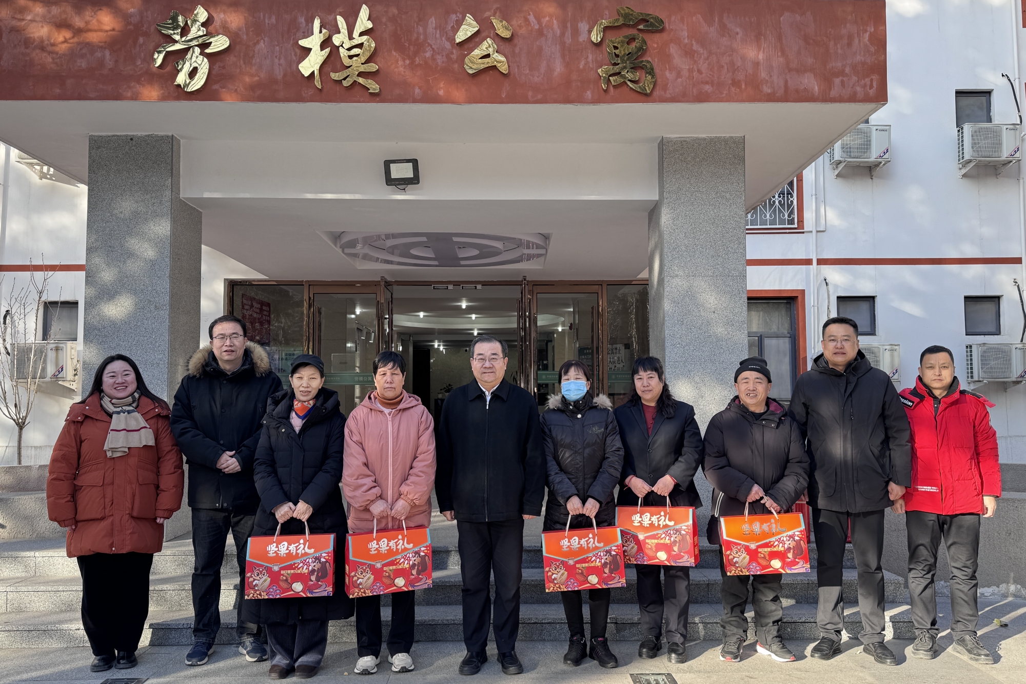 学校领导慰问寒假值班值守教职员工和留校学生