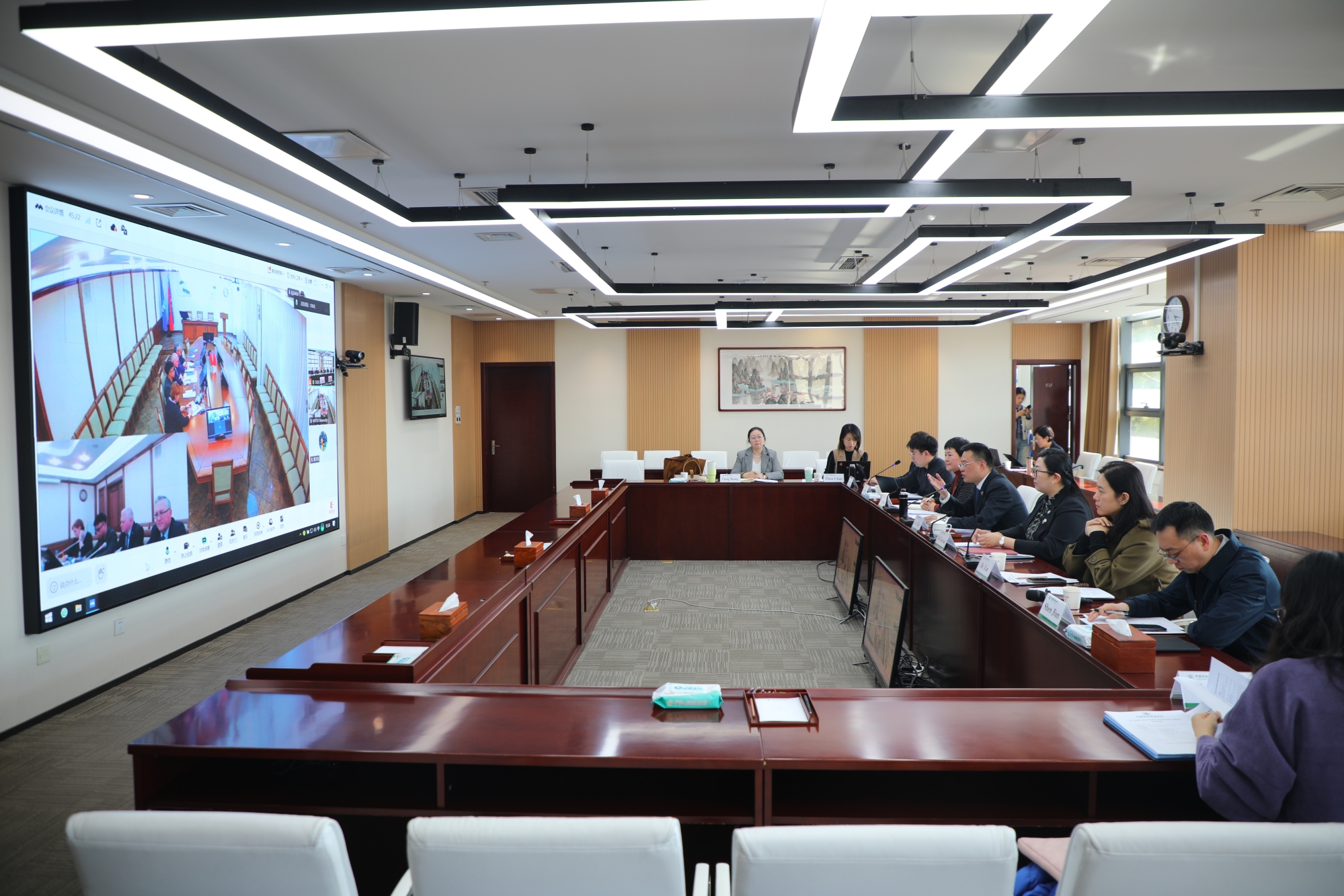 我校与白俄罗斯国际劳动与社会关系学院 在线举行来华留学合作交流会