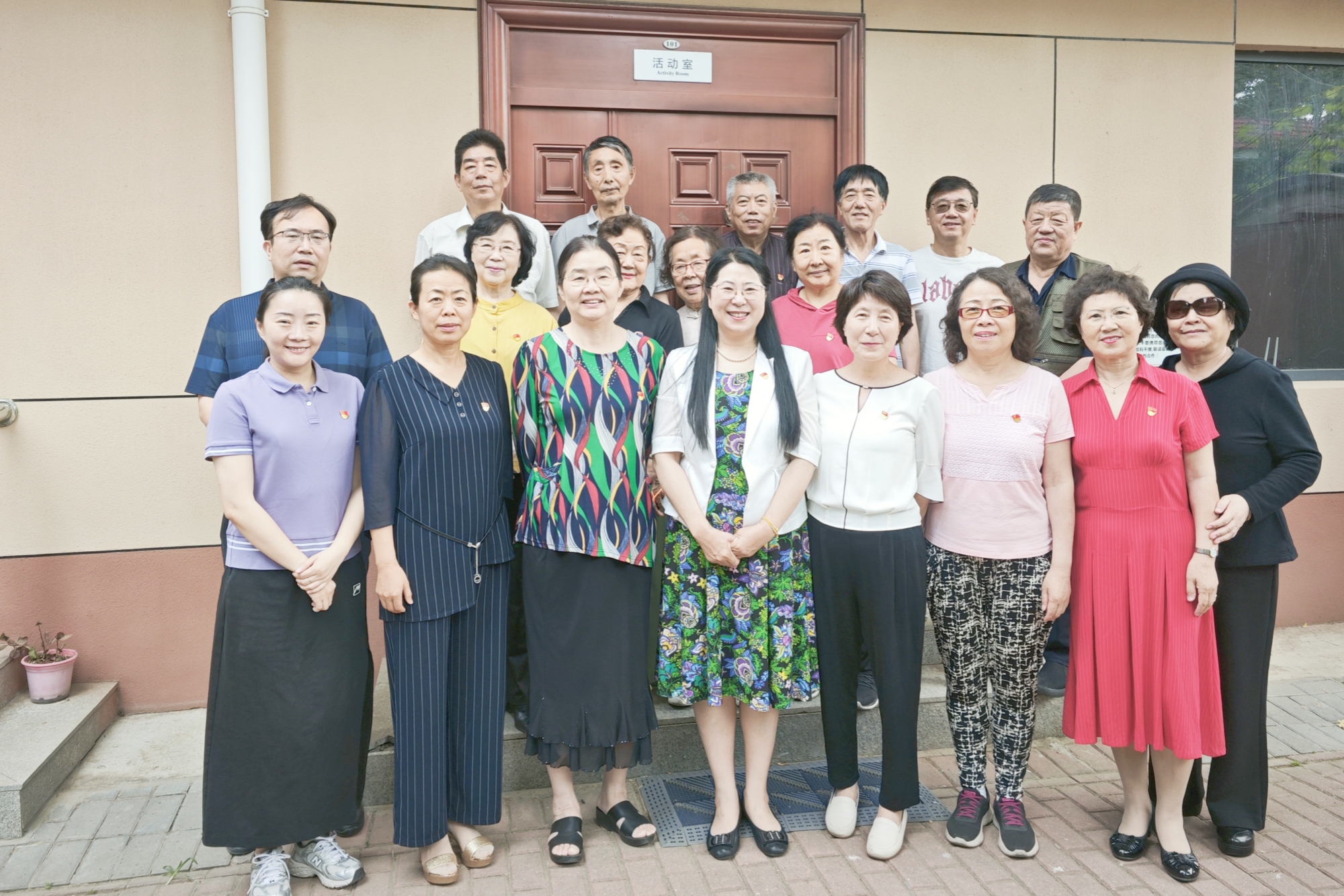 学校领导为离退休教职工做专题讲座并组织召开座谈会