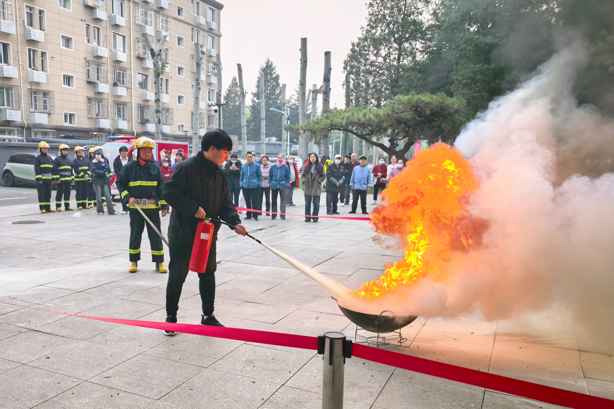 学校开展消防实操培训与疏散演练活动