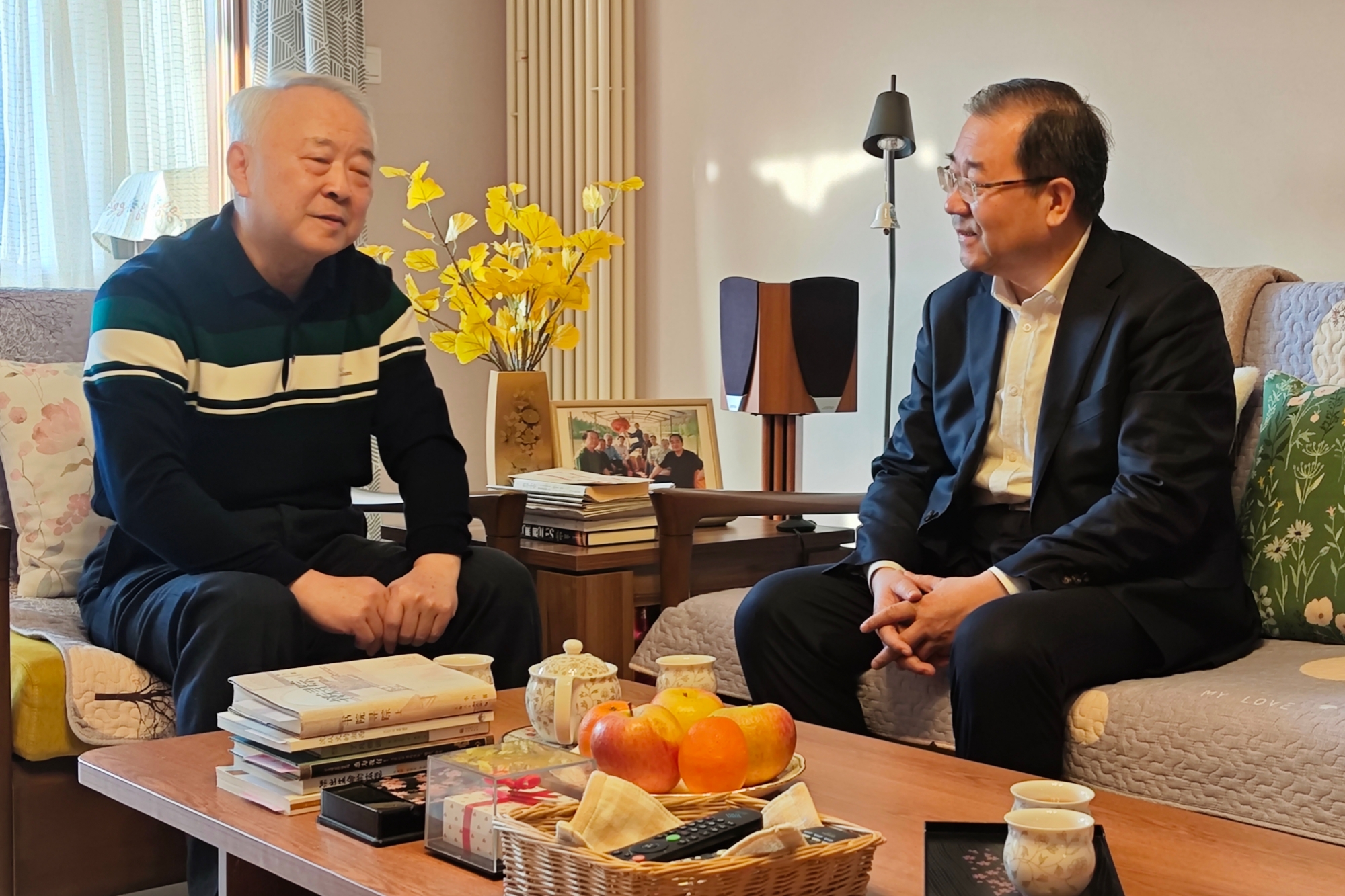 学校春节前夕走访慰问离退休老同志