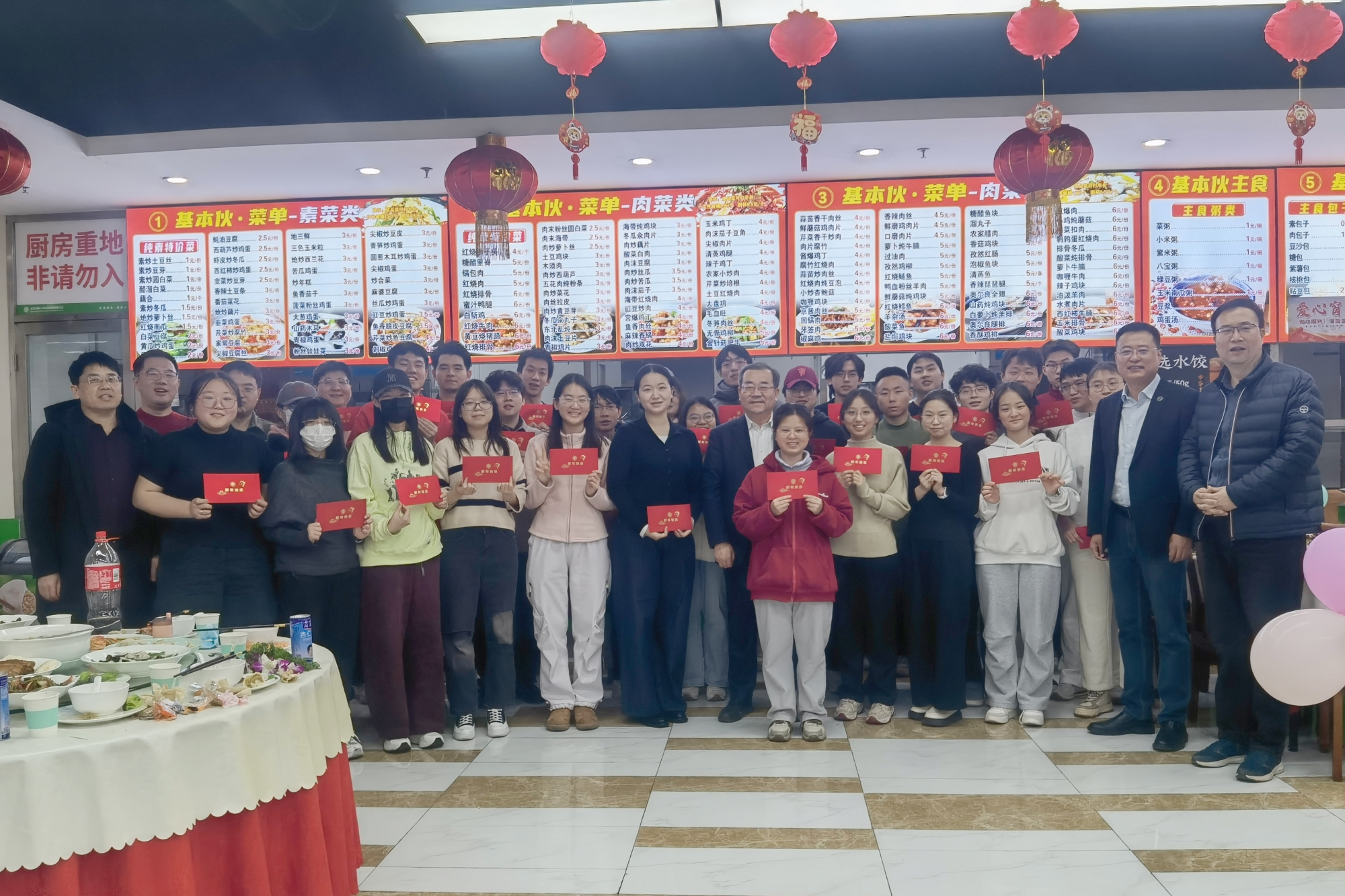 学校领导慰问留校学生和寒假值班员工