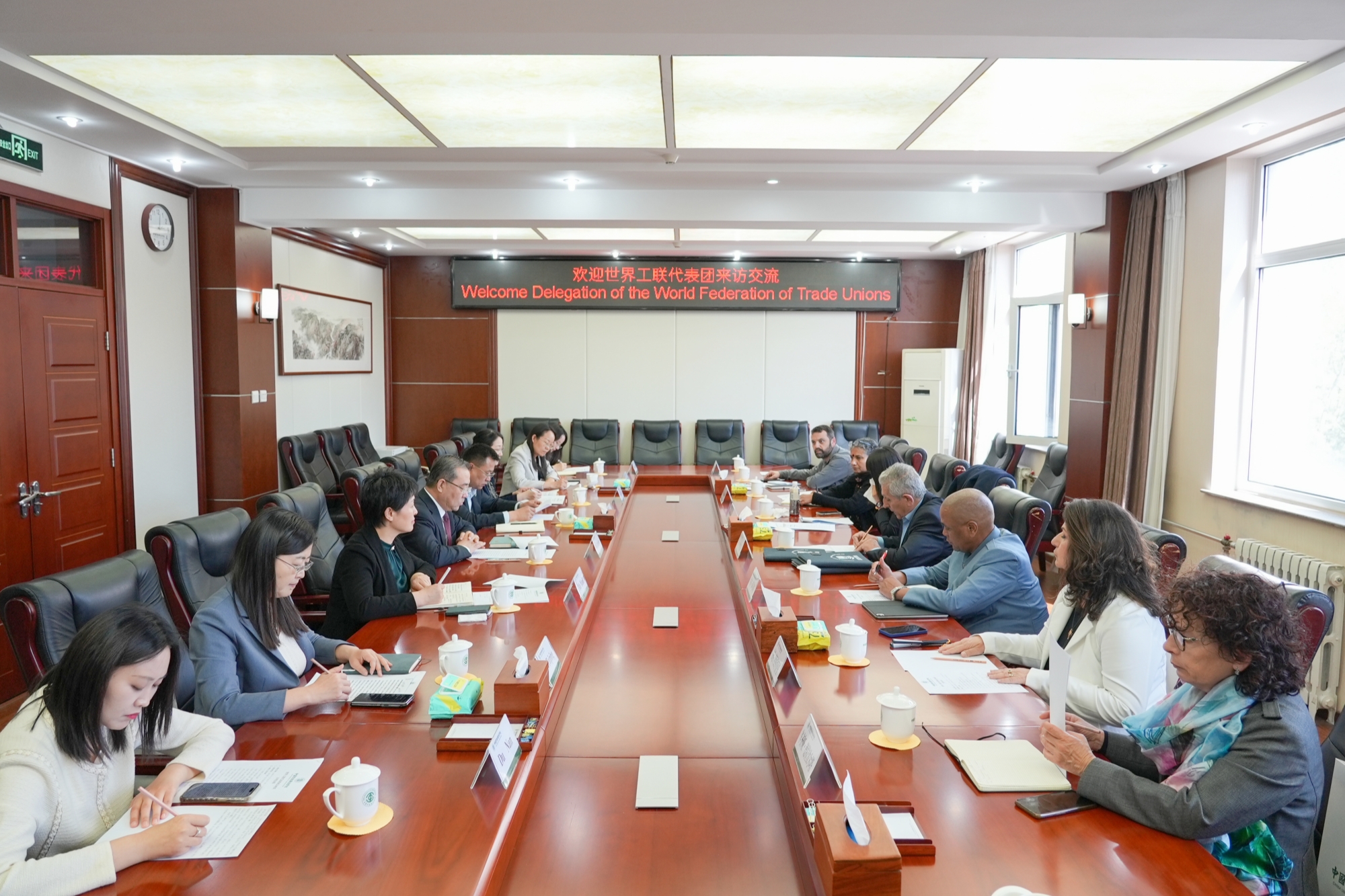 世界工联代表团来校交流访问