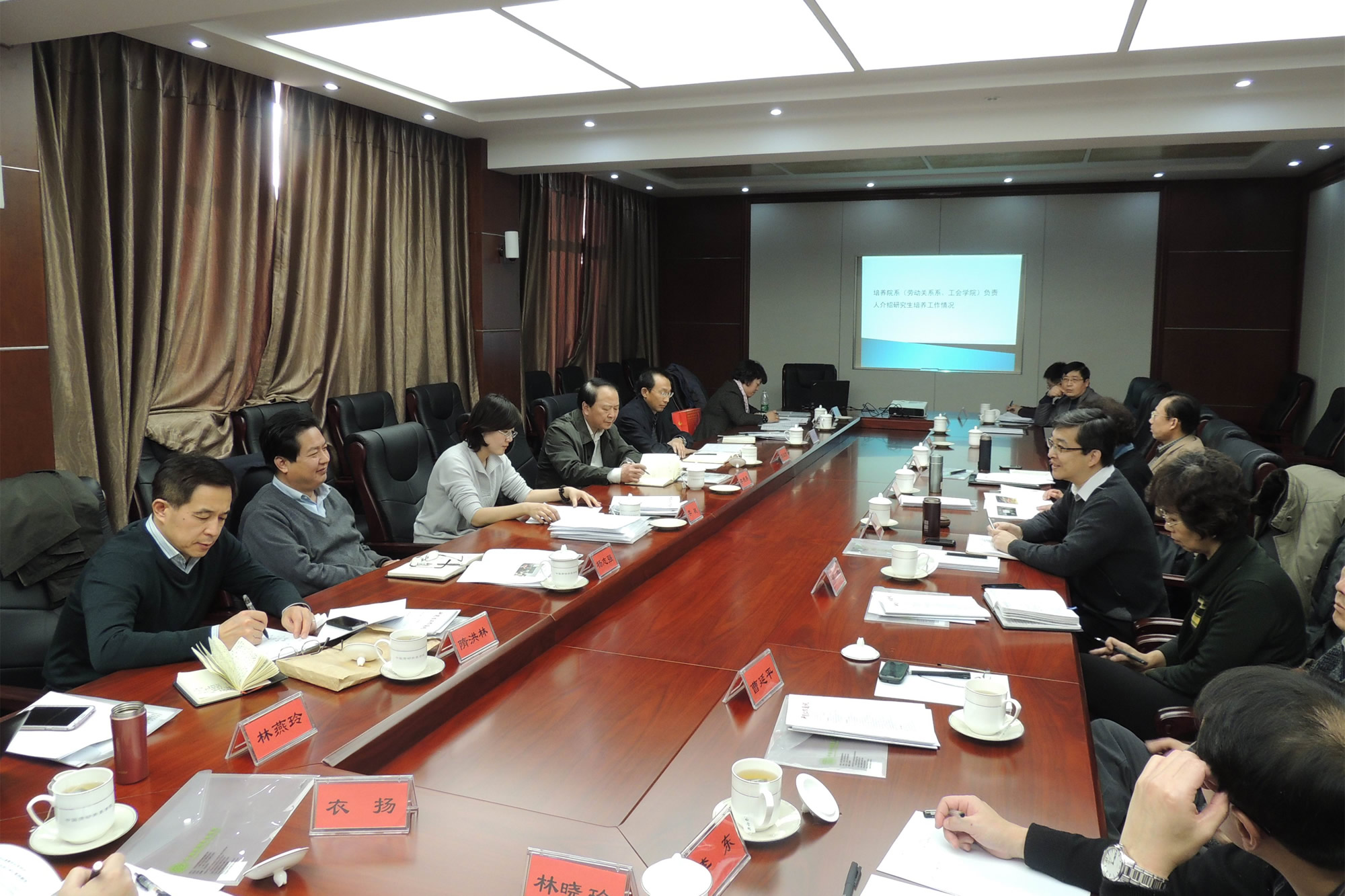 学校召开2013年研究生工作总结交流会