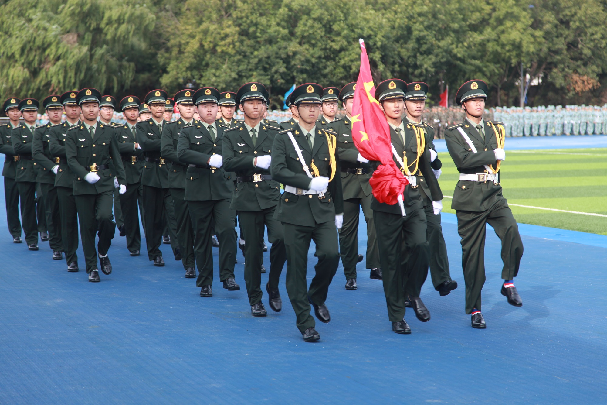 “汗洒沙场意志坚，迷彩灿烂军梦圆”——学校2016年学生军训闭营式隆重举行