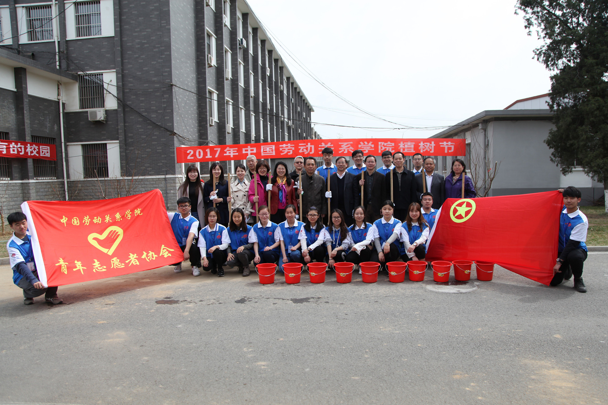 我校开展2017年春季校园植树活动