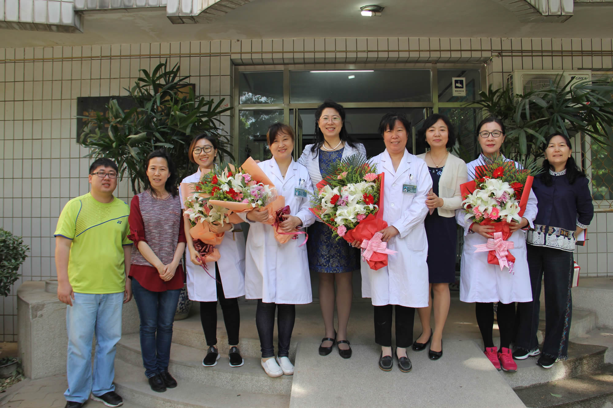 学校领导“护士节”慰问白衣天使