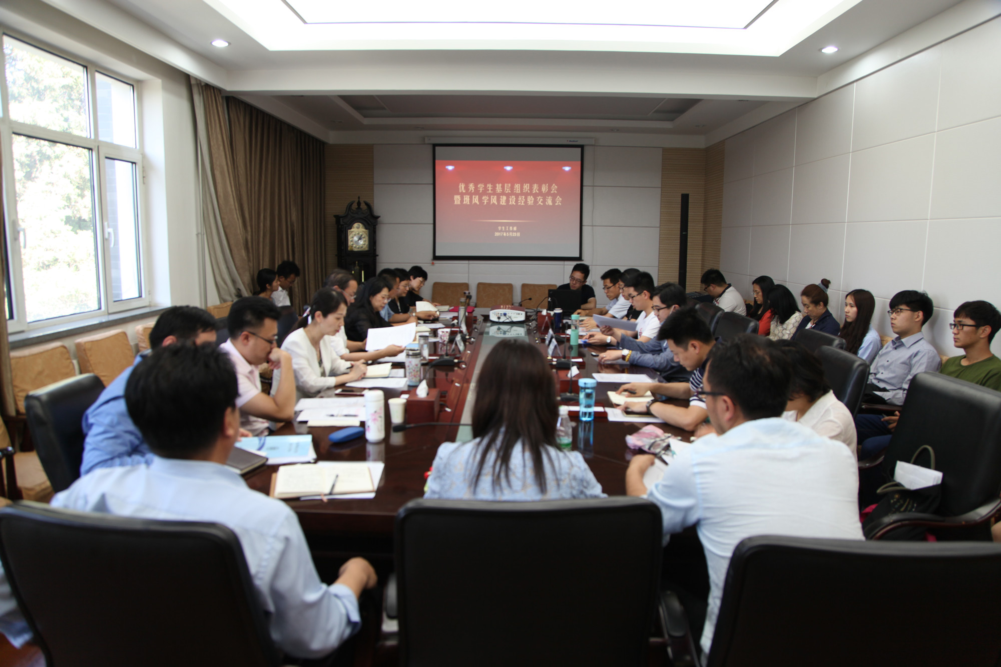 学校召开2016年度优秀学生基层组织和优秀班主任表彰会