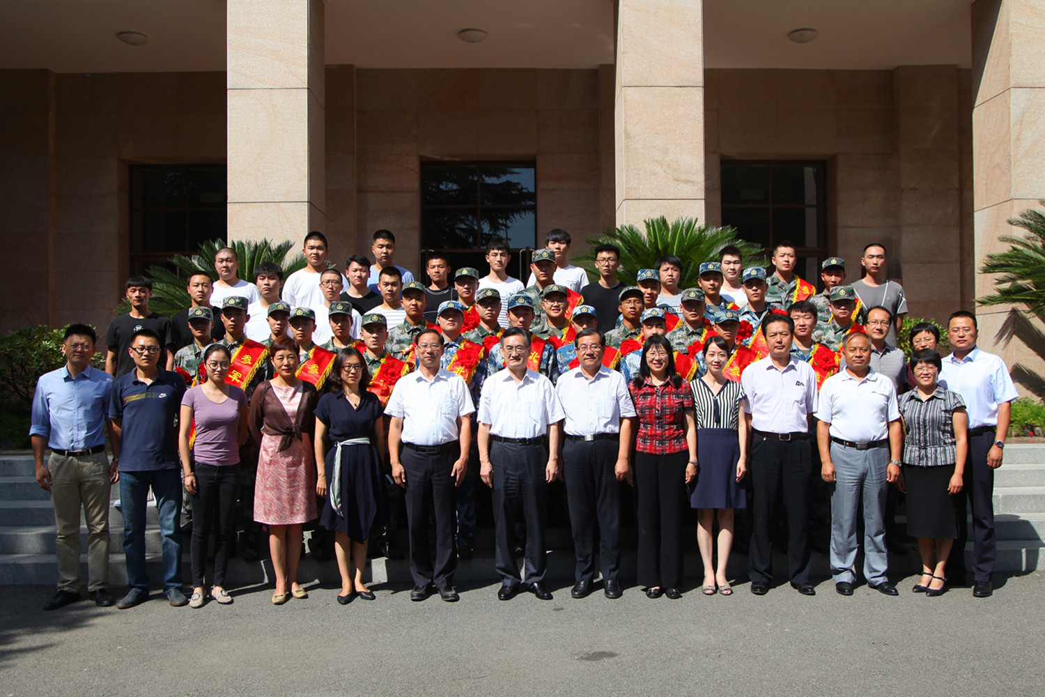 学校召开欢送2017年新兵入伍暨欢迎老兵退伍返校座谈会