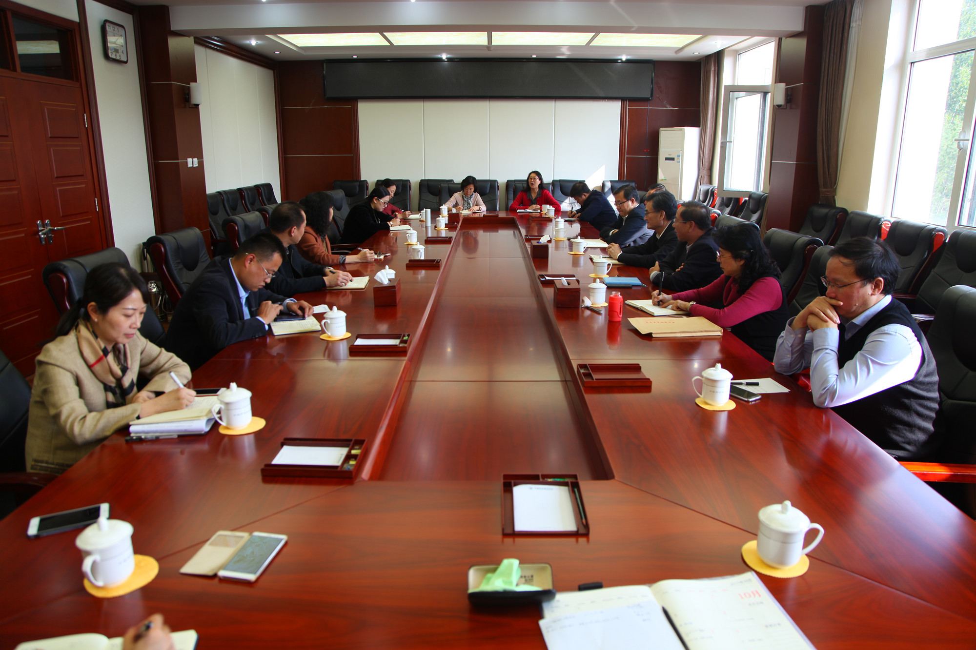 学校党委召开座谈会欢送党的十九大代表姜颖教授参会