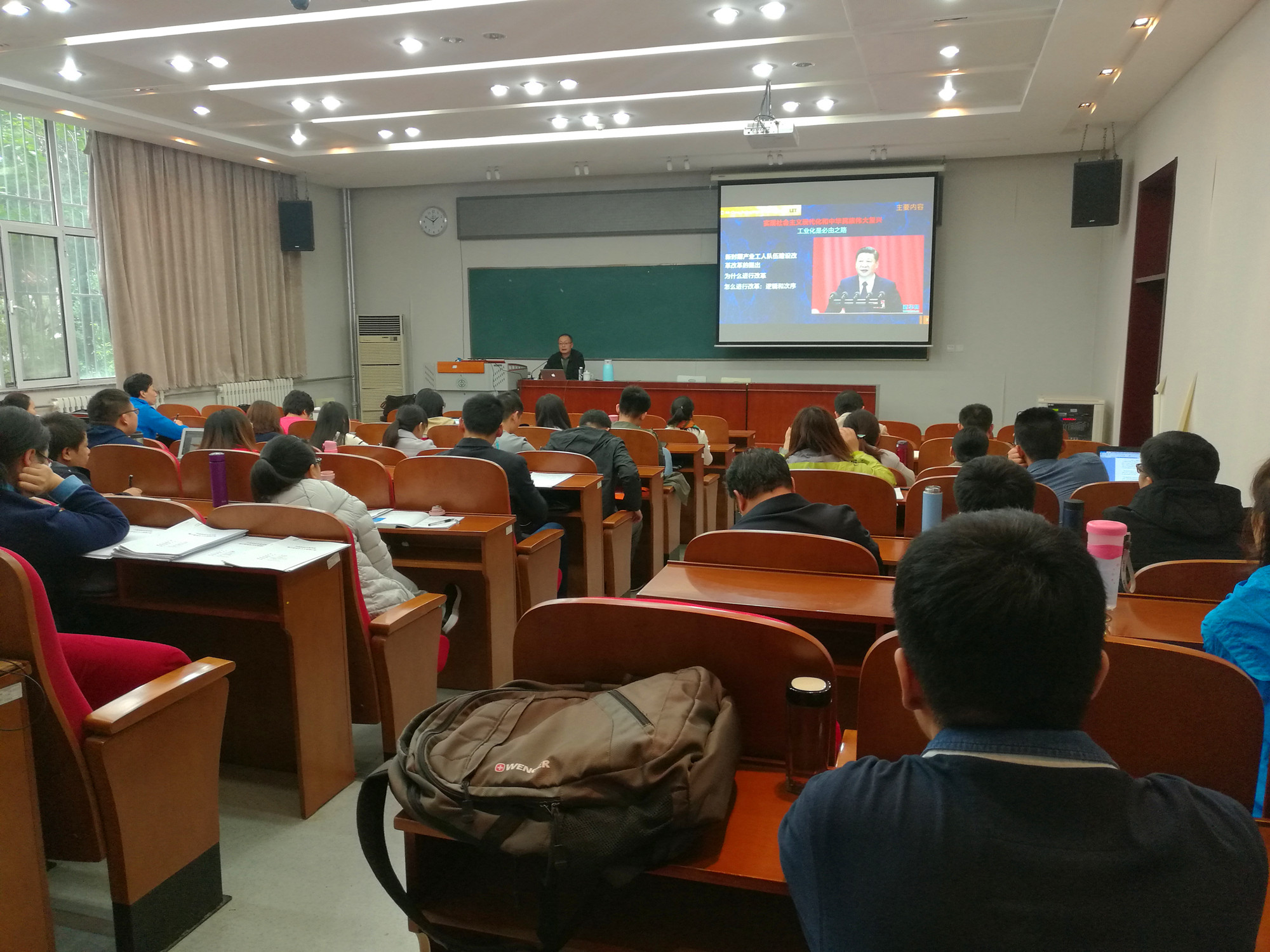 全总劳动和经济工作部副巡视员姜文良来我校作专题讲座