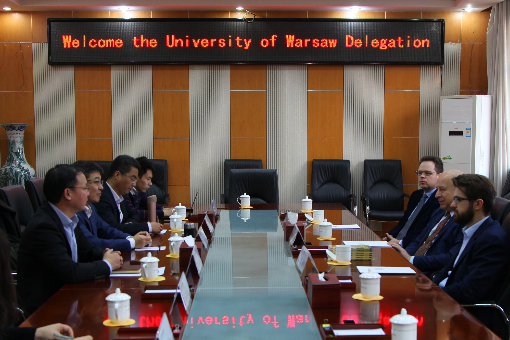 波兰华沙大学法学院副院长一行访问我校