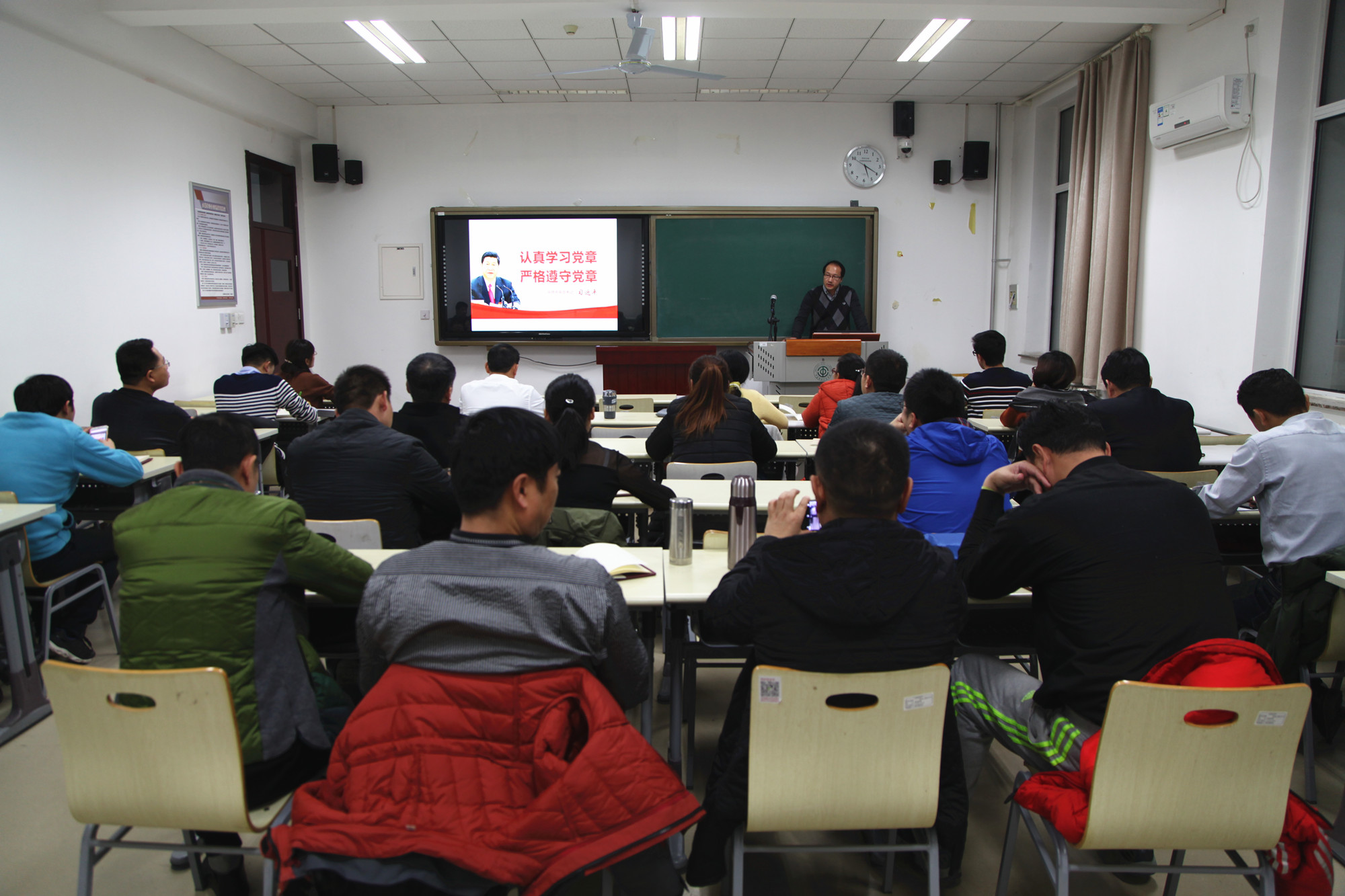 一堂特殊的党课——我校劳模学员集体学习新党章