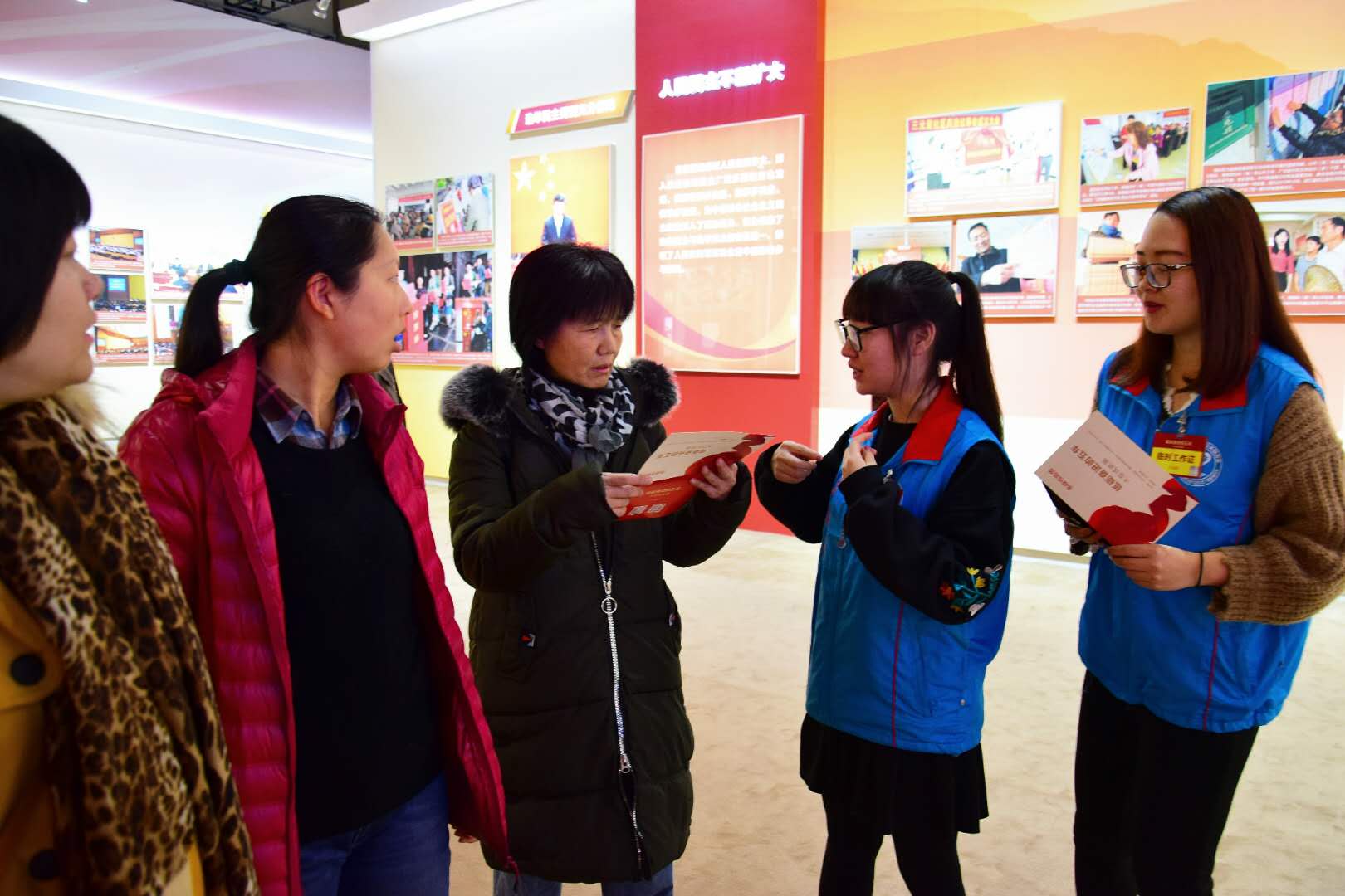 我校志愿者圆满完成“砥砺奋进的五年”大型成就展志愿服务任务