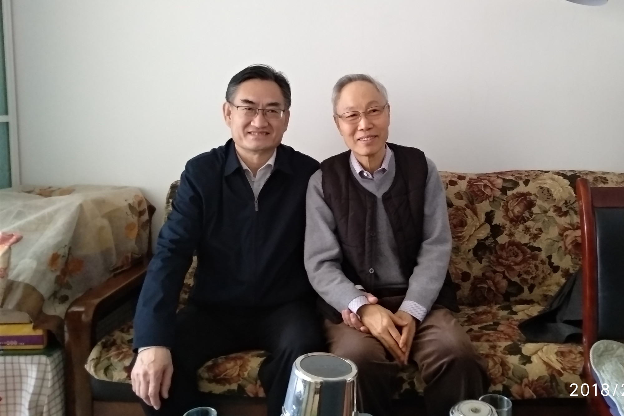 学校领导春节前夕走访慰问离退休老同志