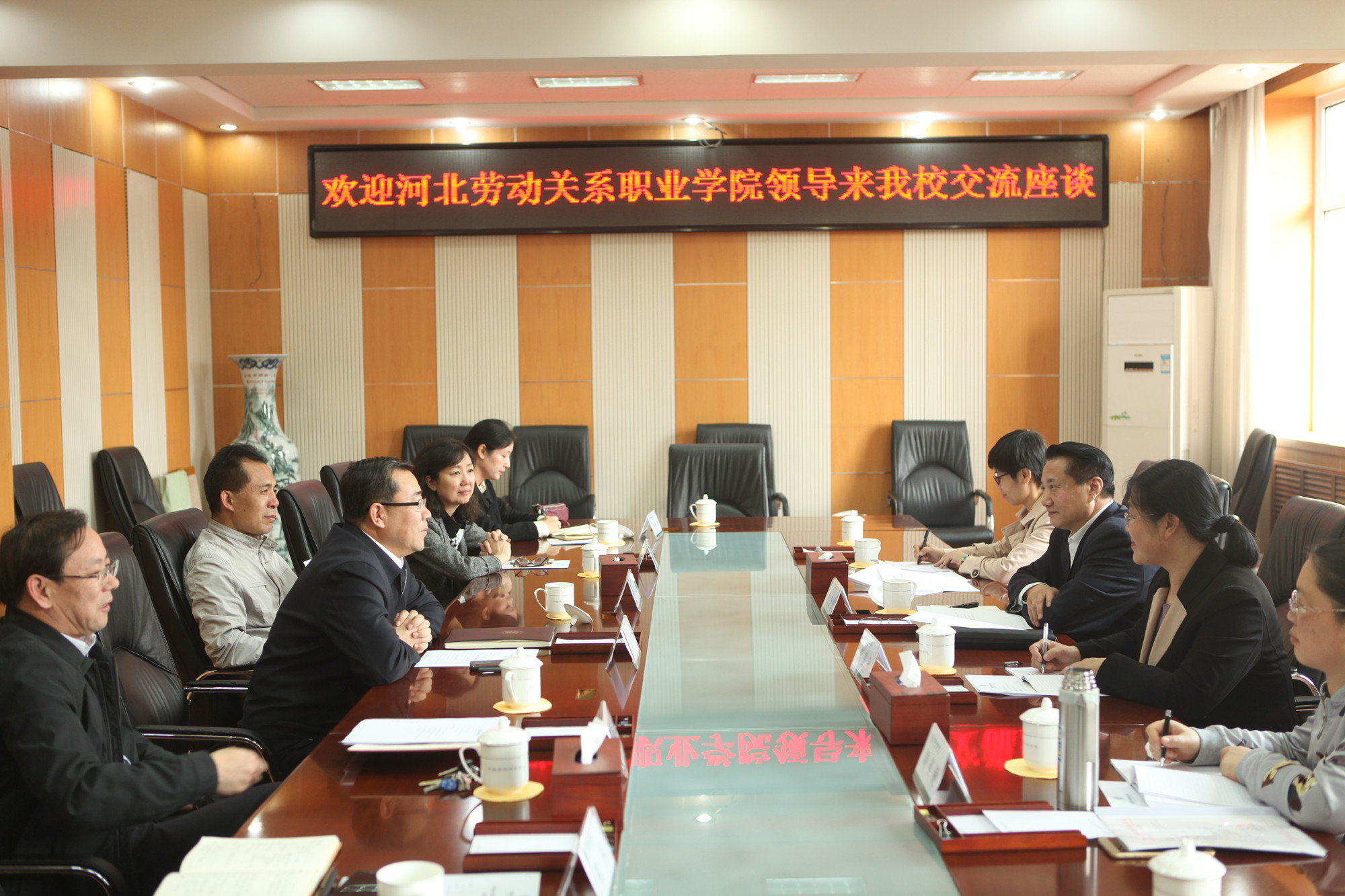 河北劳动关系职业学院杜会强院长一行来校访问交流