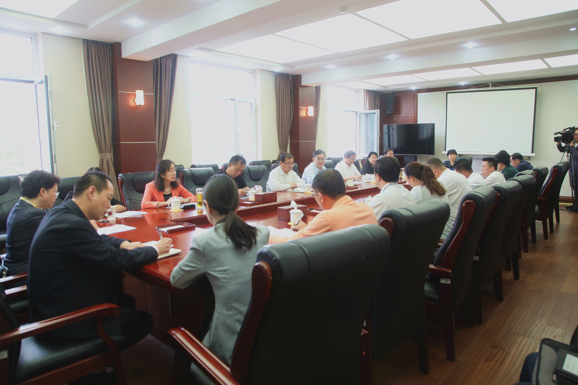 学校党委召开常委会（扩大）会议传达学习习近平总书记给劳模本科班学员的回信精神