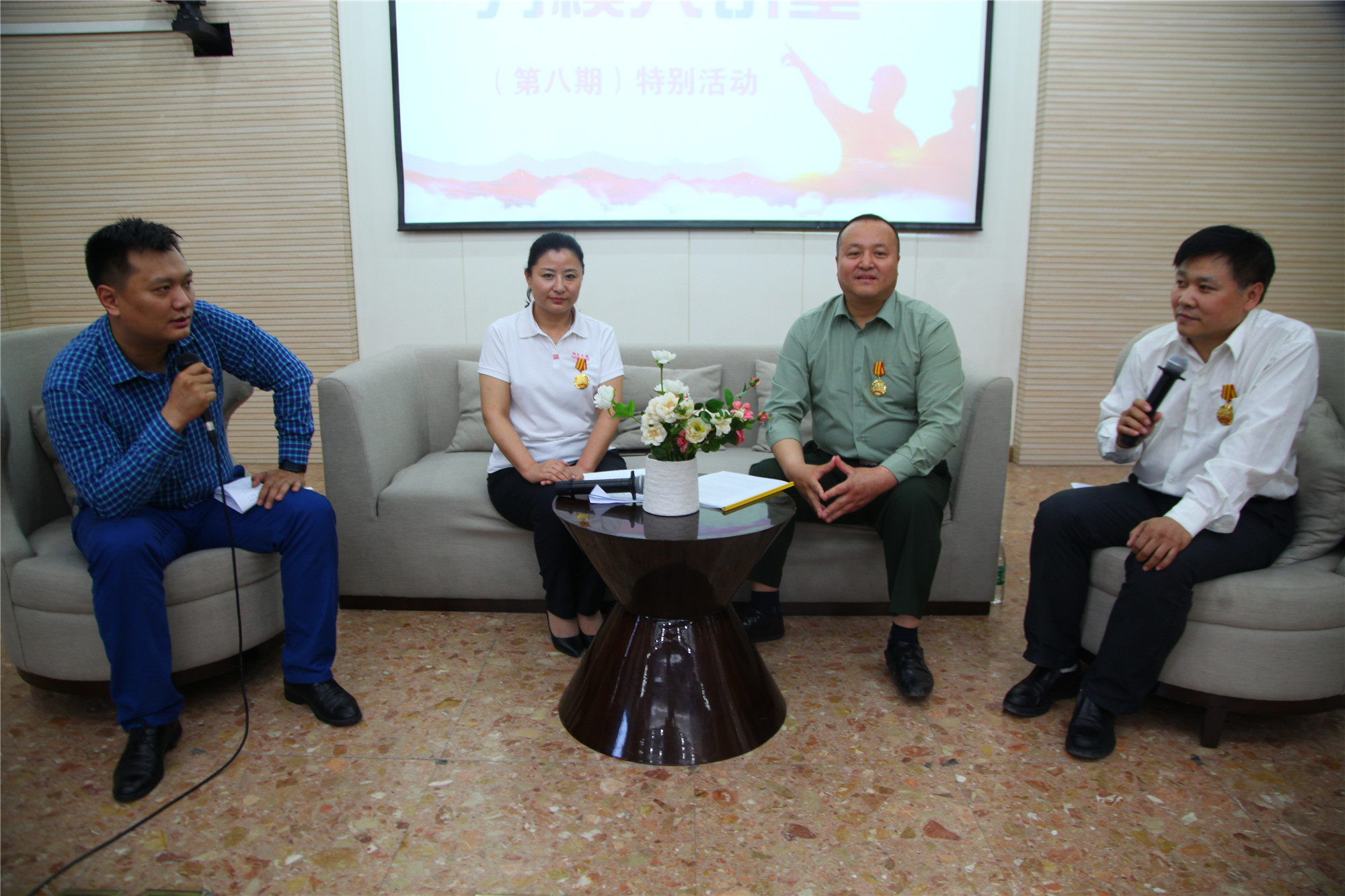 用劳模精神激励我校大学生争做新时代的奋斗者 ——一期特殊的“劳模大讲堂”在涿州校区成功举办