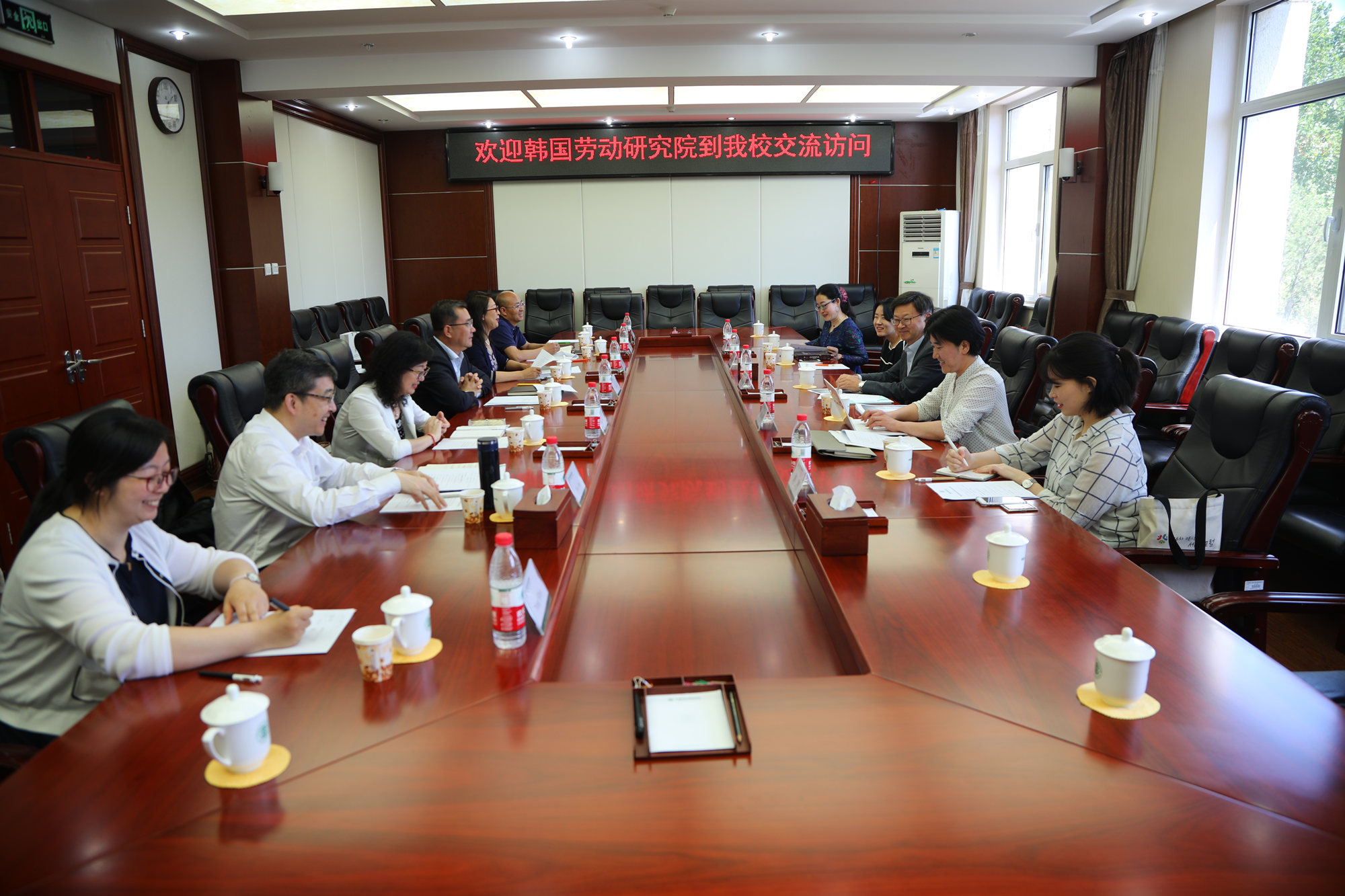 韩国劳动研究院院长裴圭植一行来校交流访问