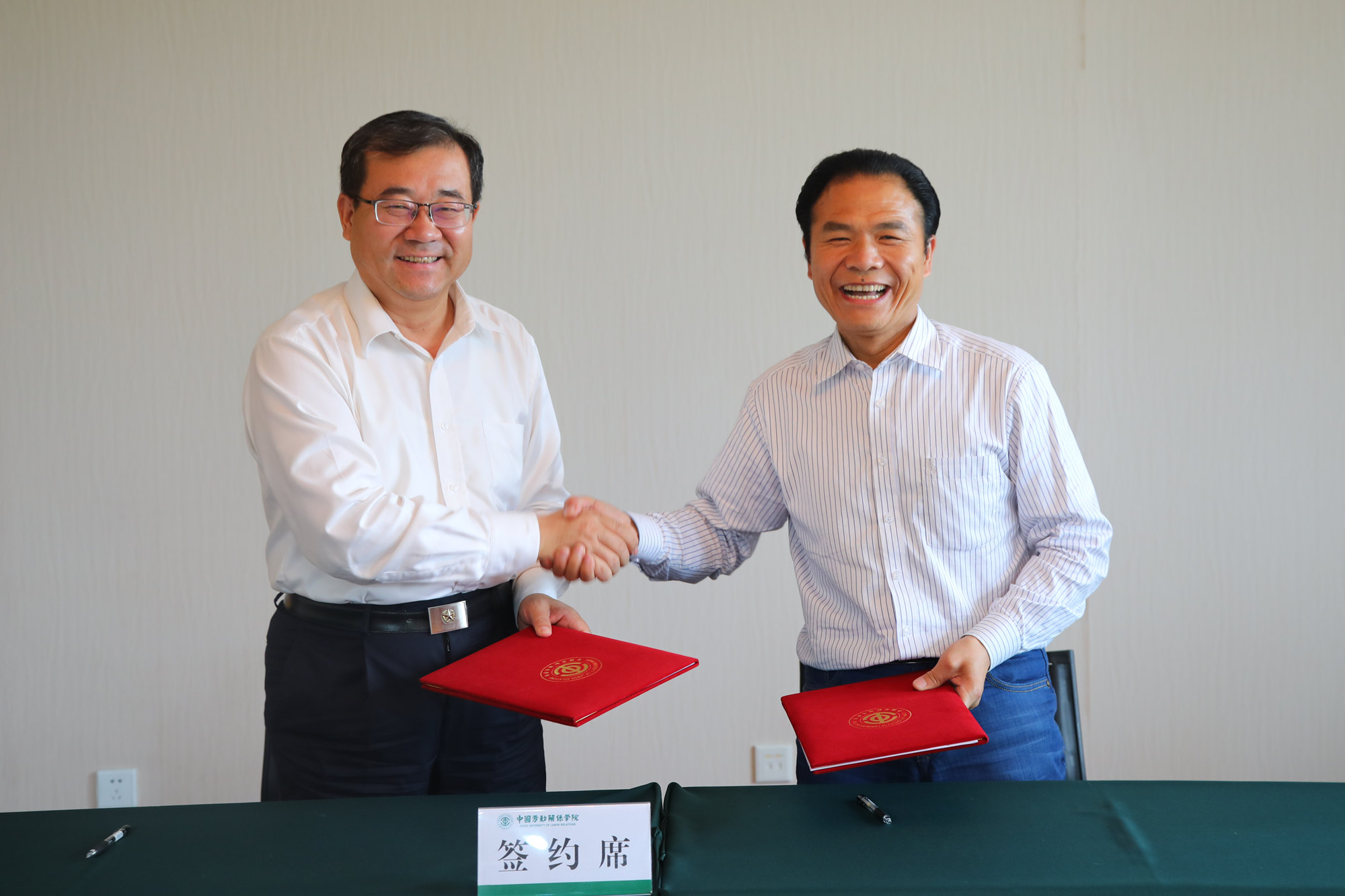 学校与贵州梦润实业集团有限公司签订校企战略合作协议