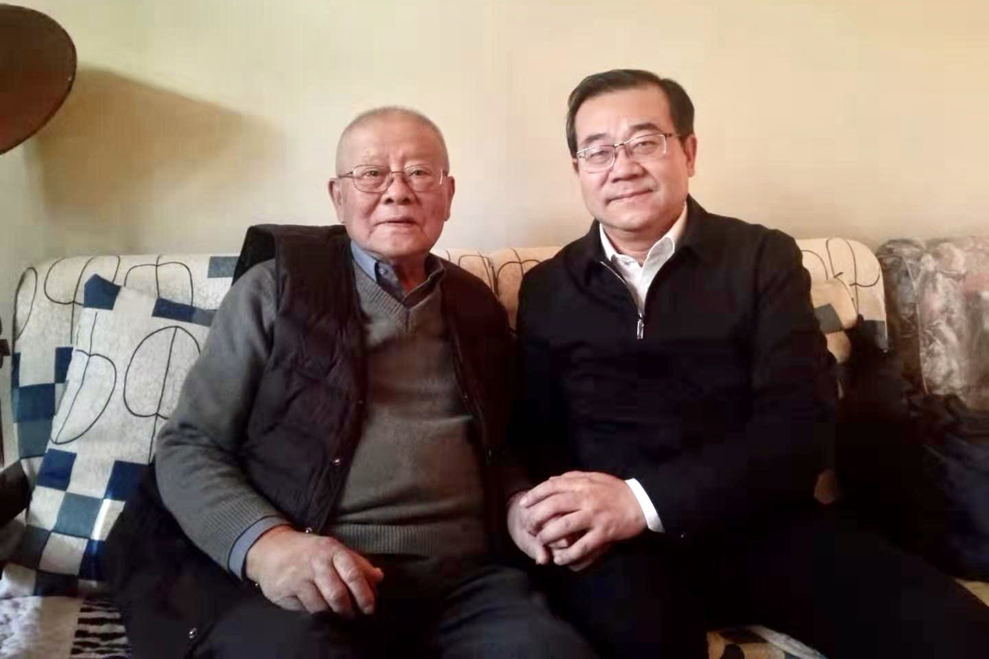 学校领导春节前夕探望慰问离退休老同志
