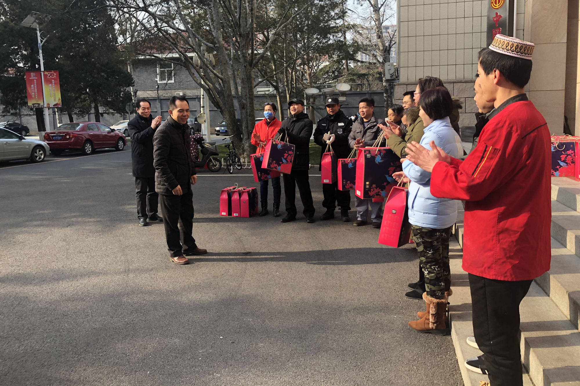 学校领导除夕慰问在岗一线员工