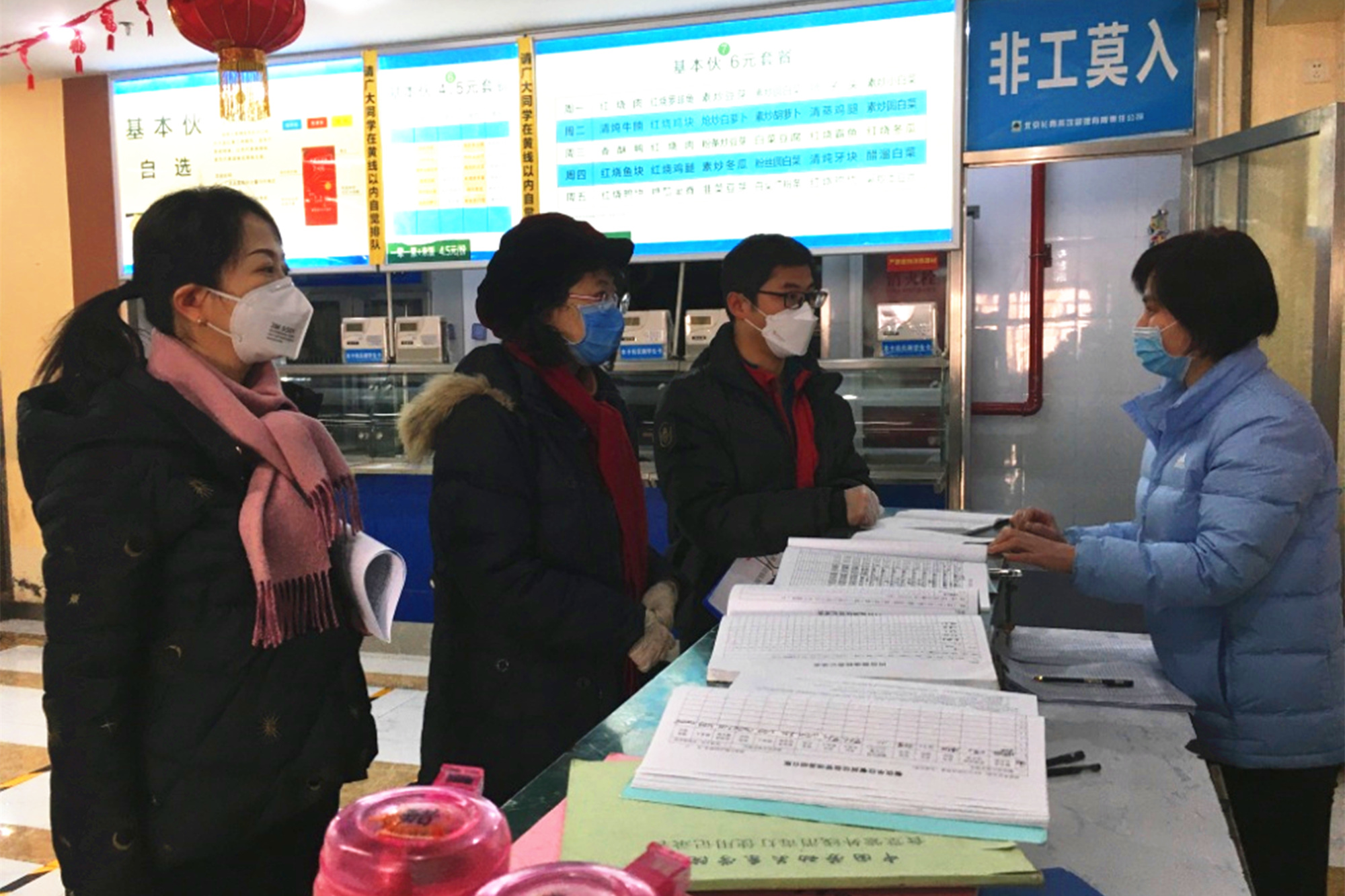 学校领导看望在校学生，检查疫情防控工作