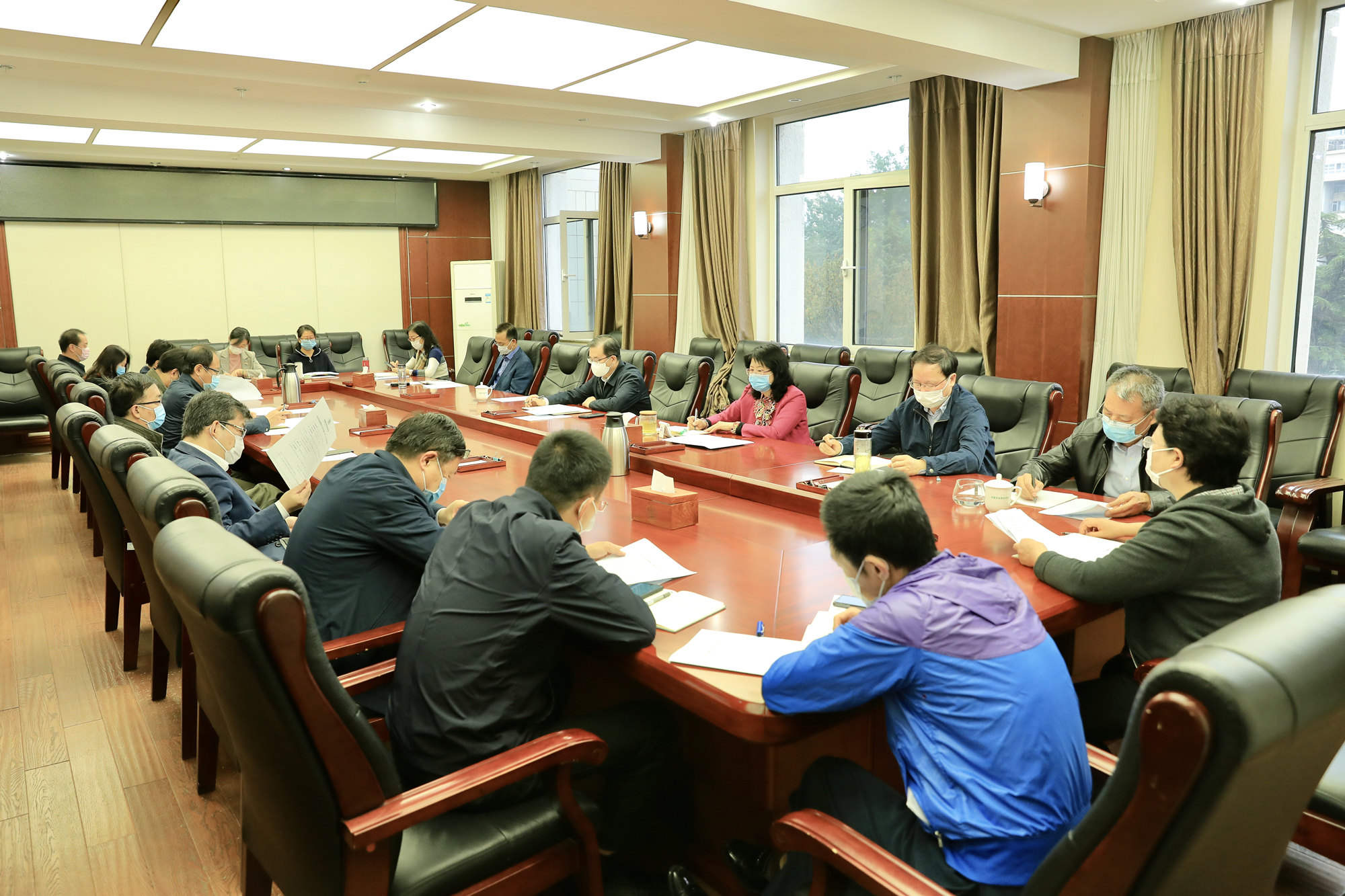 学校党委理论学习中心组召开专题学习会议
