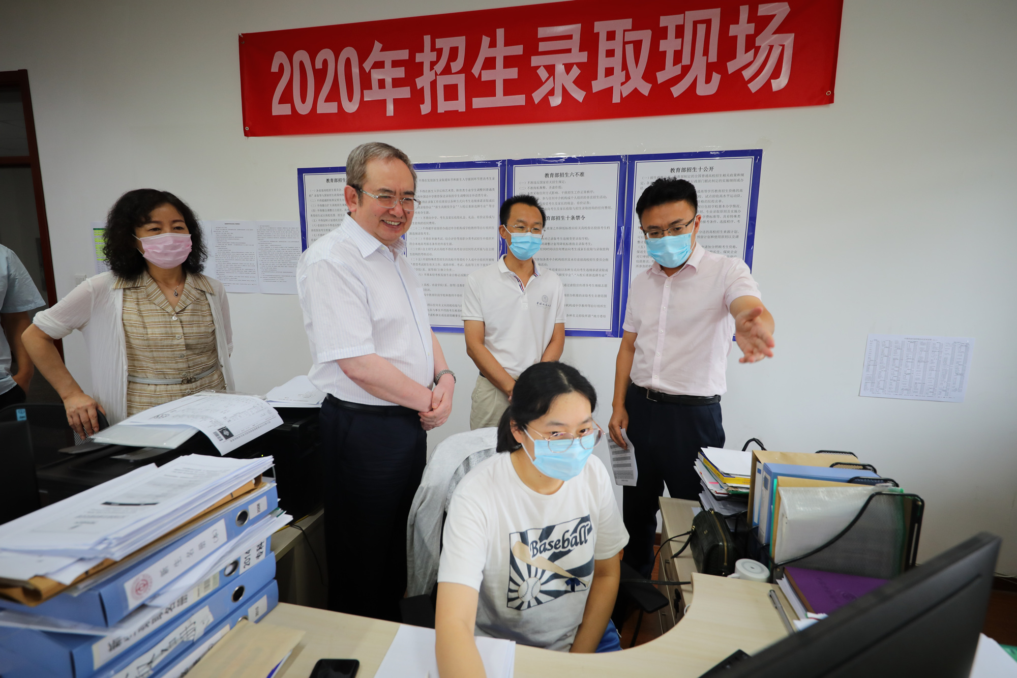 学校领导看望慰问招生工作人员