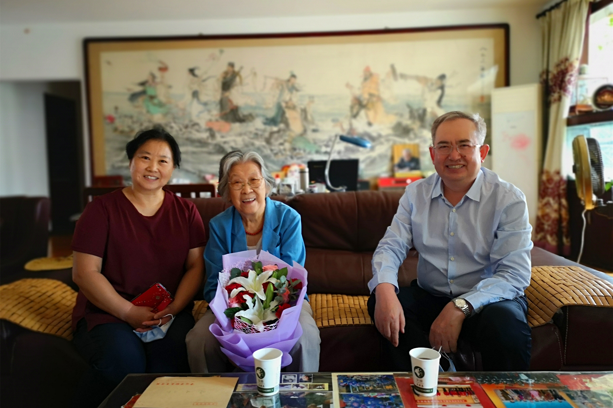 学校领导走访慰问抗战老同志和因病致困老党员