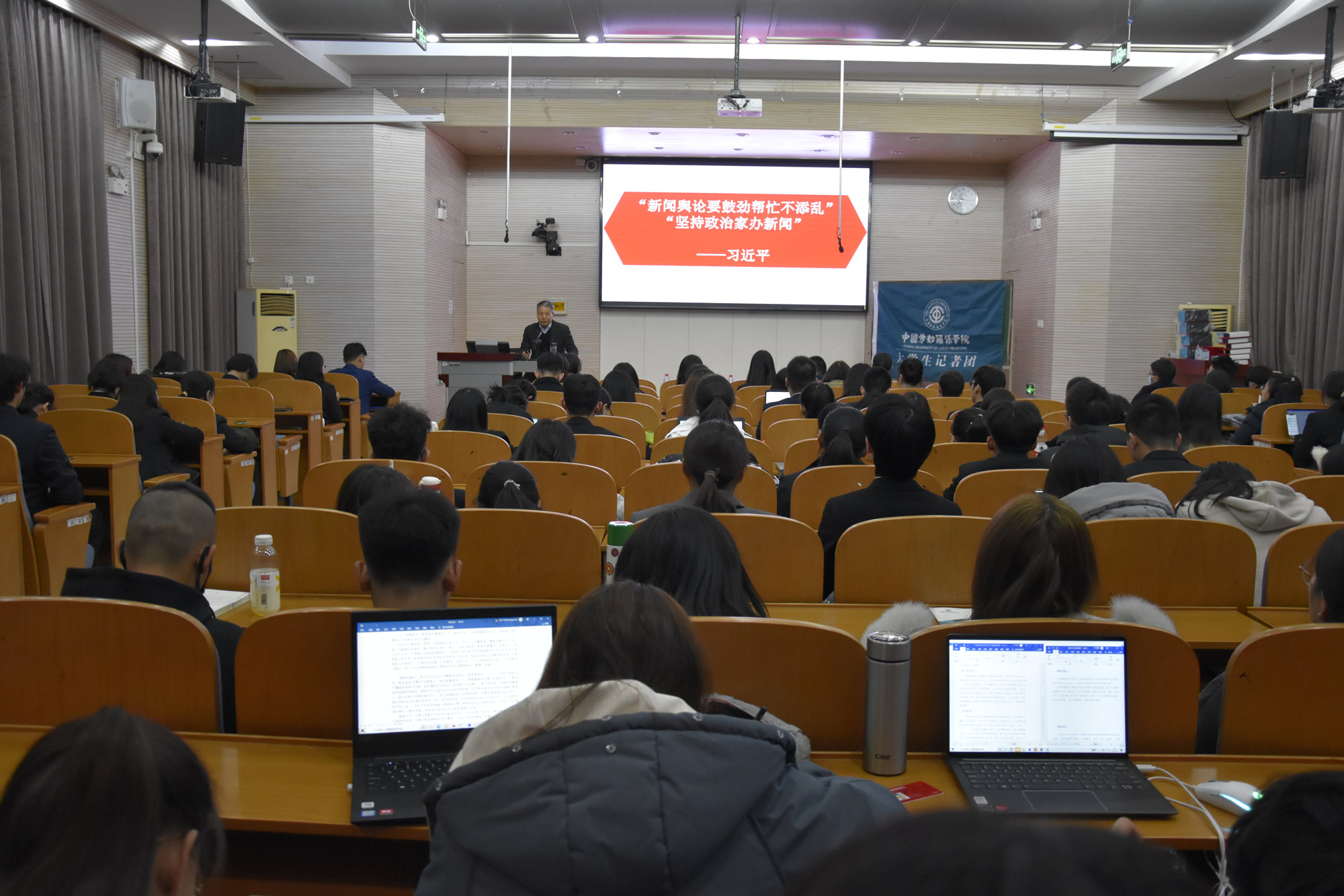 学校举办“抗疫宣传优秀个人和作品”表彰仪式