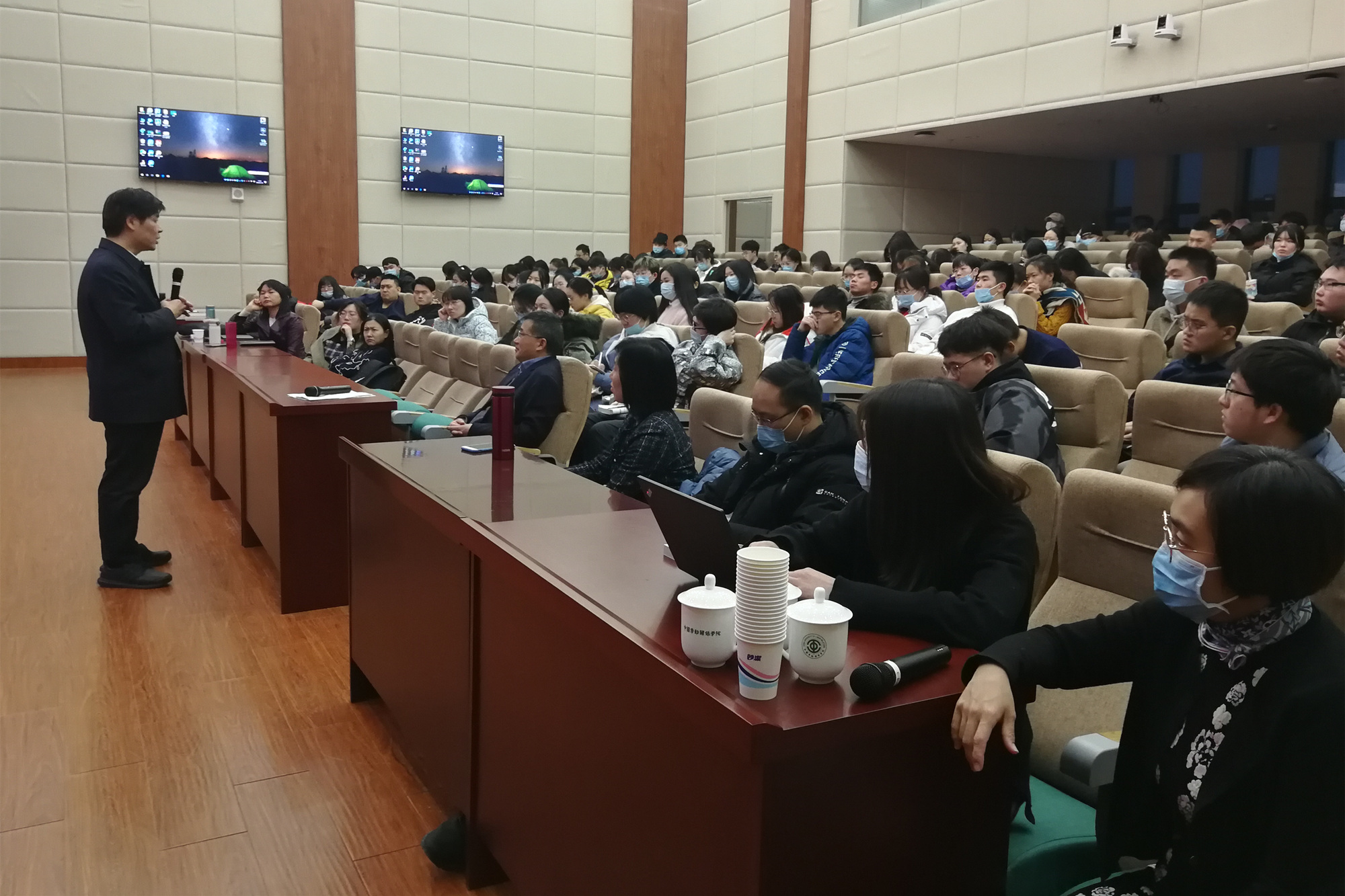 中国社会保障学会会长郑功成教授应邀来校作讲座